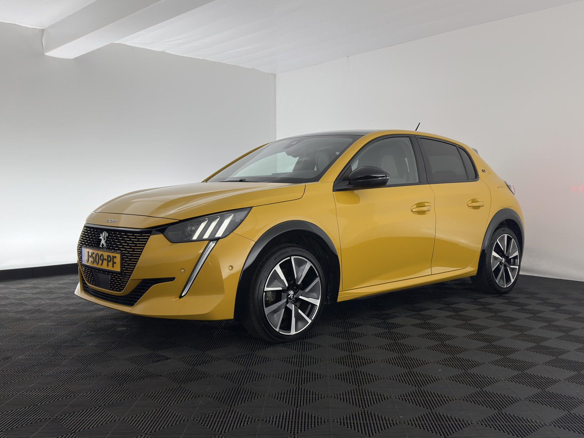 Peugeot e-208 EV GT 350 50 kWh [ 3-Fase ] {SOH-100%} (INCL-BTW) *PANO | FULL-LED | DIGI-COCKPIT | BLINDSPOT | CAMERA | LEATHER-ALCANTARA | AMBIENT-LIGHT | NAVI-FULLMAP | LANE-ASSIST | KEYLESS | DAB | CCS-FASTLOADER | HEATED-SPORTSEATS | 17"ALU*