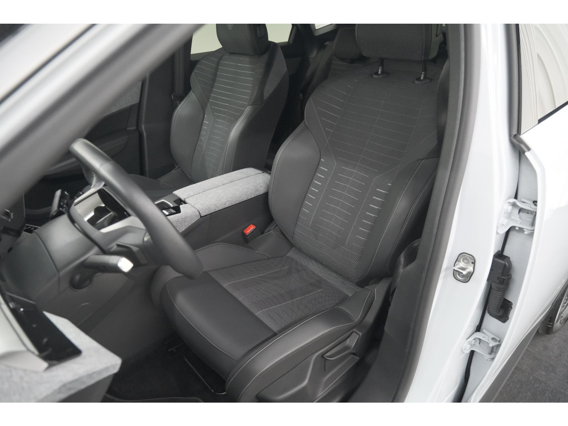 Peugeot 3008 1.2 Hybrid 136 GT | Elektrische Kofferklep | Camera | Adaptieve Cruise Control | Apple CarPlay