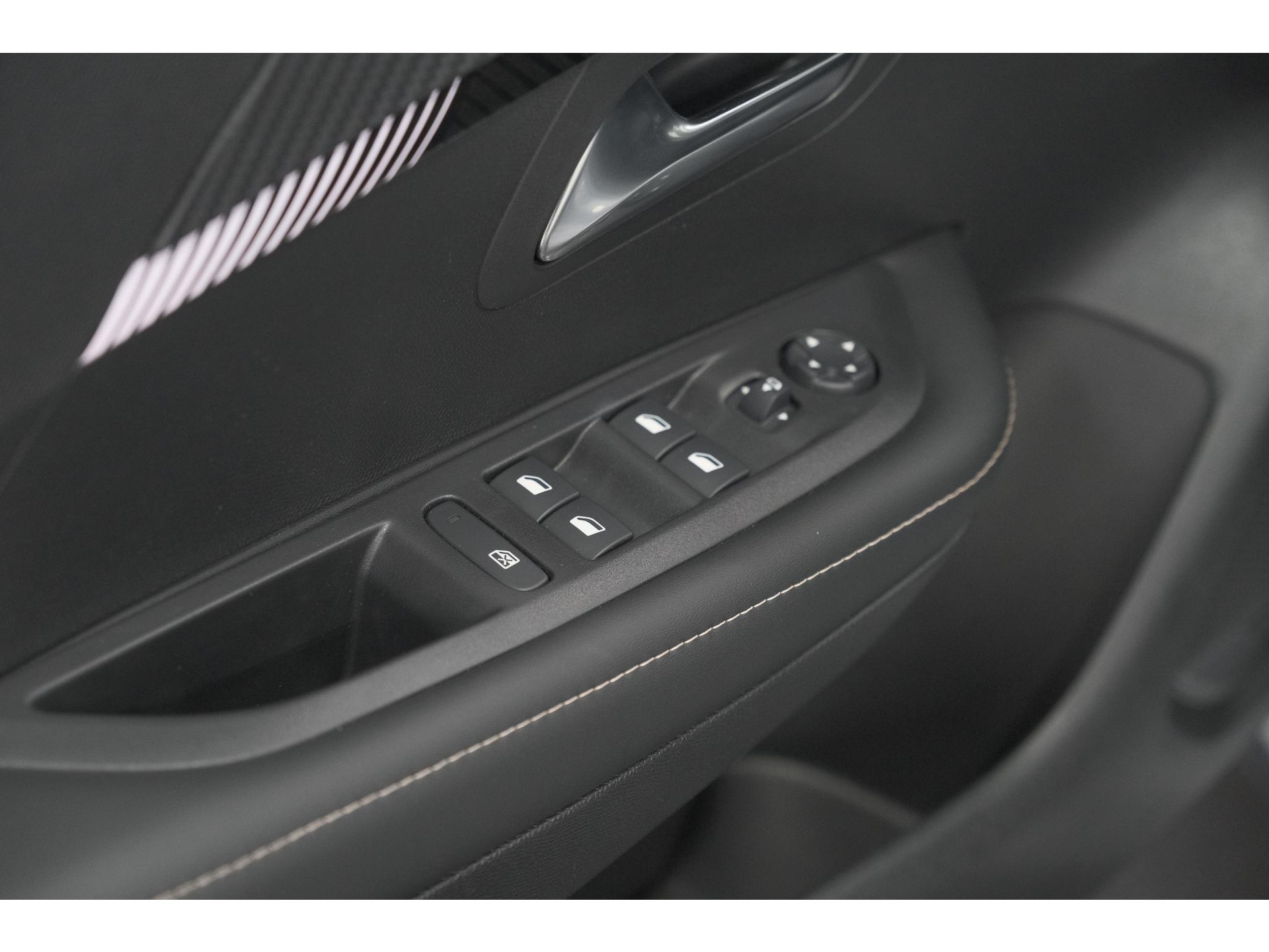 Peugeot 208 1.2 Hybrid 110 e-DCS6 Allure | Apple Carplay | Parkeersensoren Voor + Achter | Climate Control
