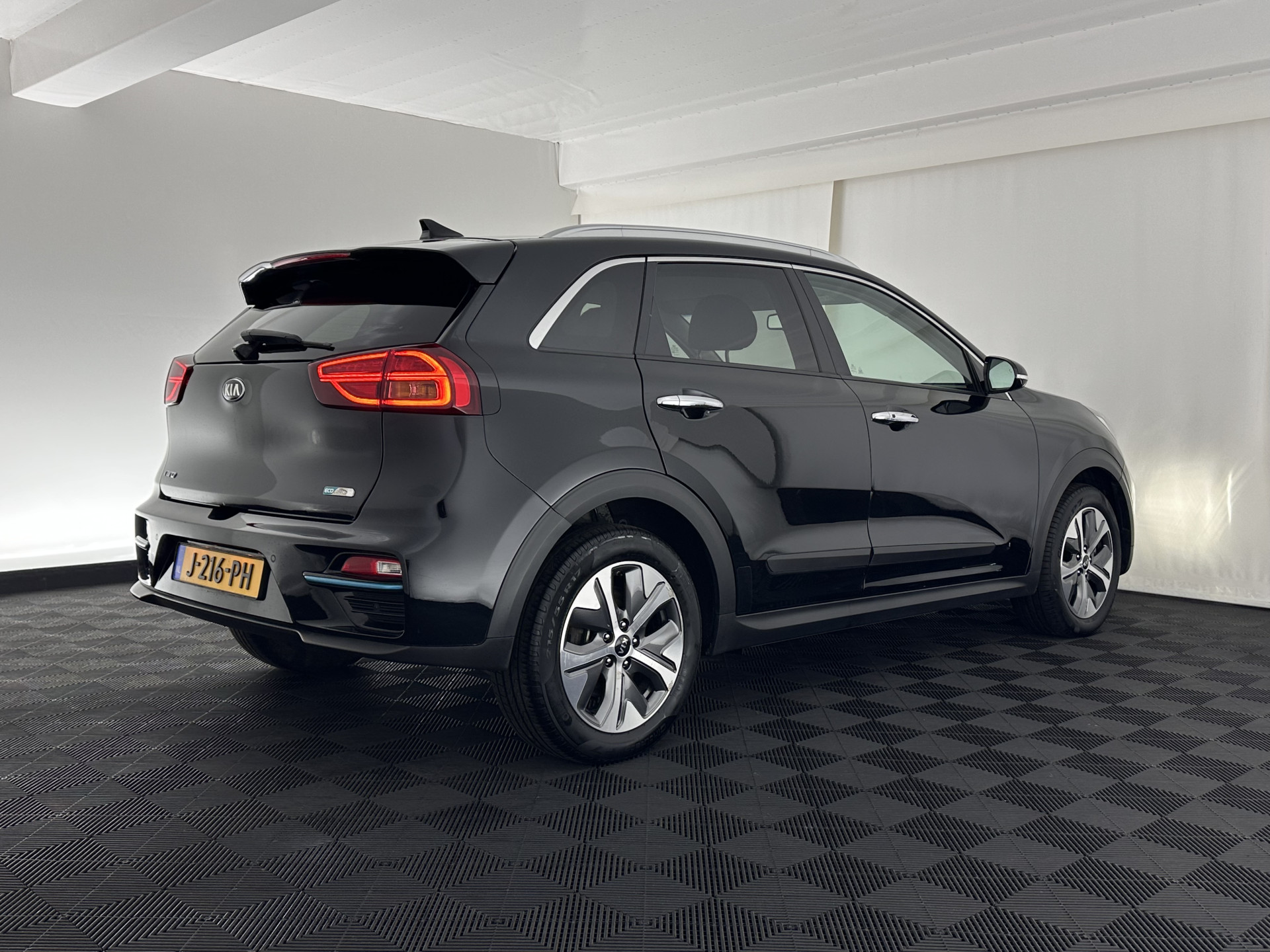 Kia e-Niro ExecutiveLine 64 kWh [ 3-Fase ] {SOH-100%} (INCL-BTW) Aut.*HEATPUMP | LEATHER | FULL-LED | NAVI-FULLMAP | ADAPTIVE-CRUISE | CAMERA | MEMORY-PACK | LANE-ASSIST | HEATED-COMFORTSEATS | SHIFTPADDLES | KEYLESS | DIGI-COCKPIT | PRIVACYGLAS