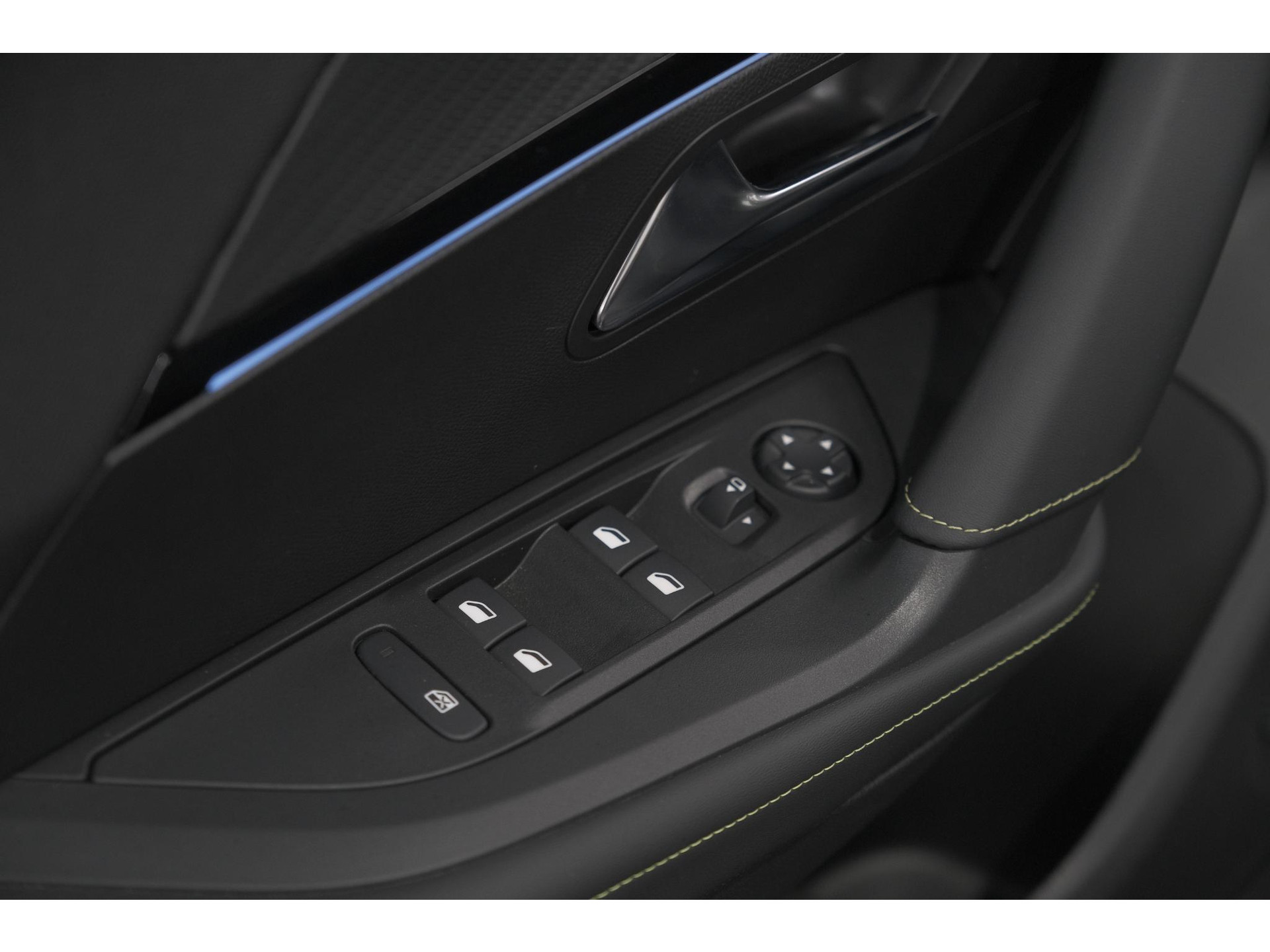 Peugeot 2008 1.2 Hybrid 136 GT | 360 Camera | Adaptieve Cruise Control | Navigatie | Dodehoekdetectie