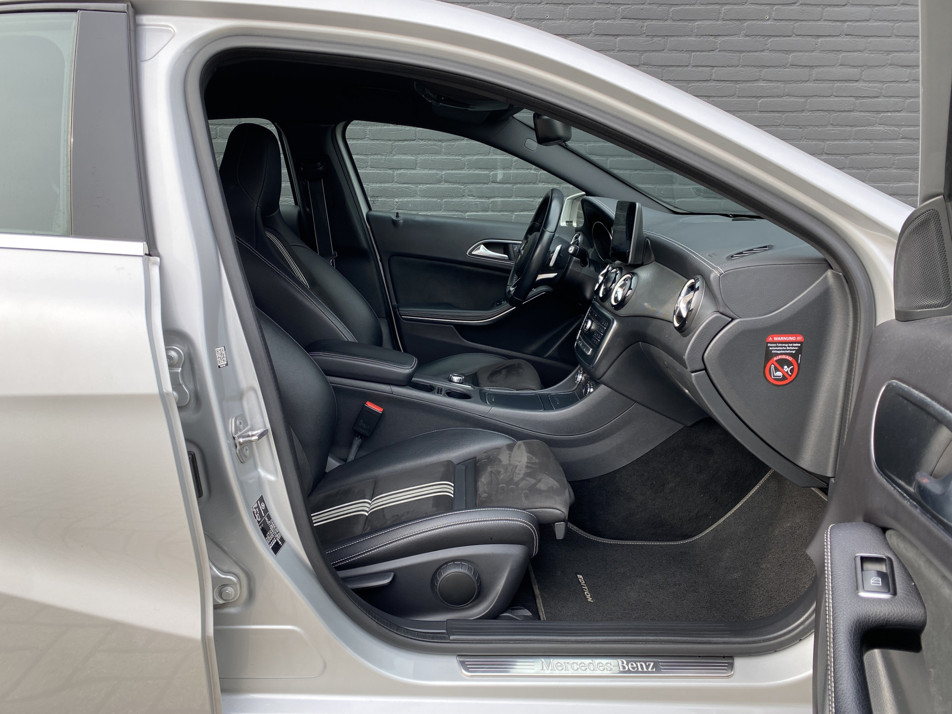 Mercedes-Benz A-klasse 180 Business Solution AMG Edition AUT. | leder/alcantara | 18 inch AMG velgen | navigatie | sportstoelen | sfeerverl.