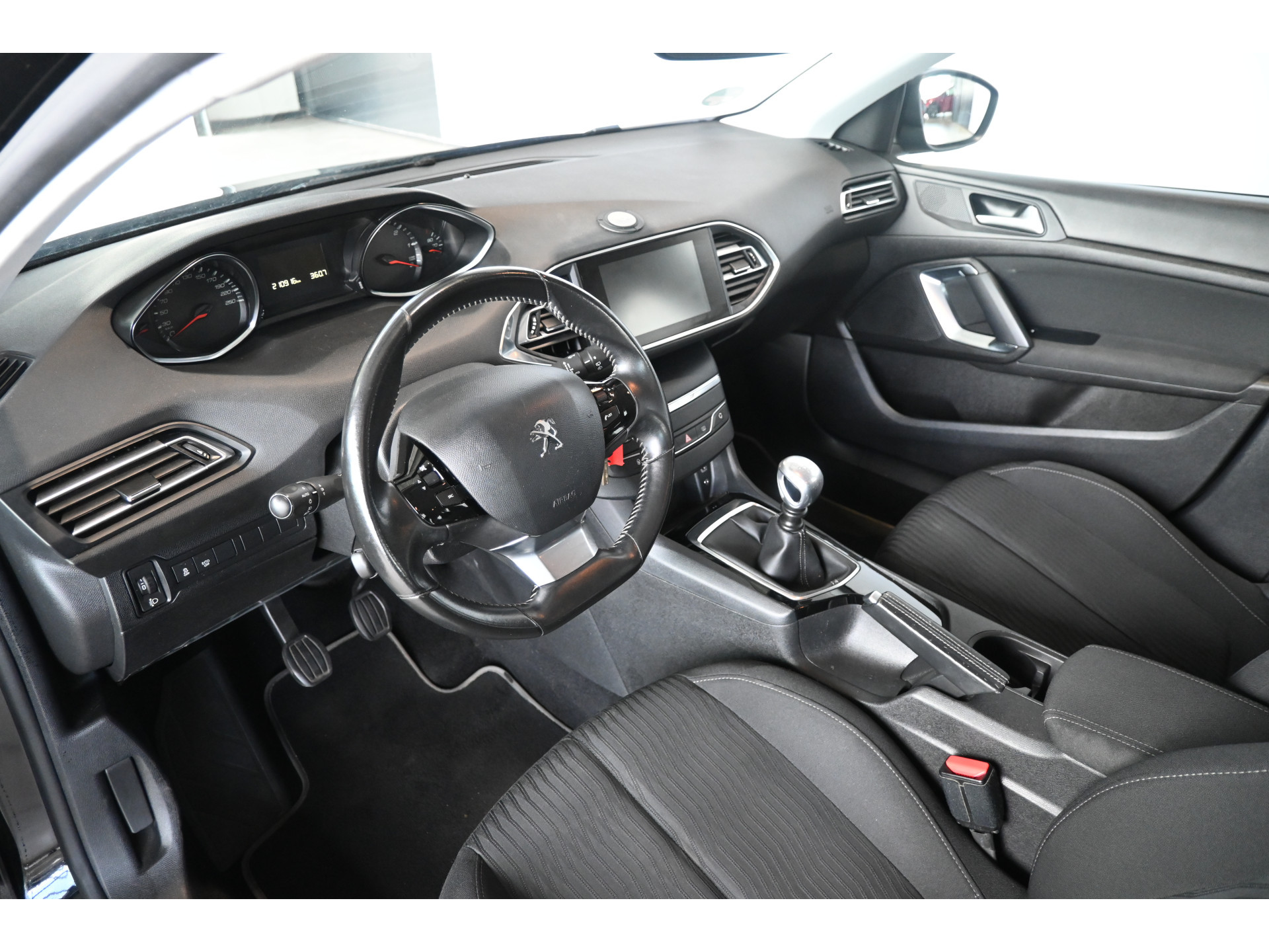 Peugeot 308 SW 1.6 BlueHDI Blue Lease Pack Nap Clima Cruise NavigatieTrekhaak PDC Goed Onderhouden! Inruil Mogelijk!