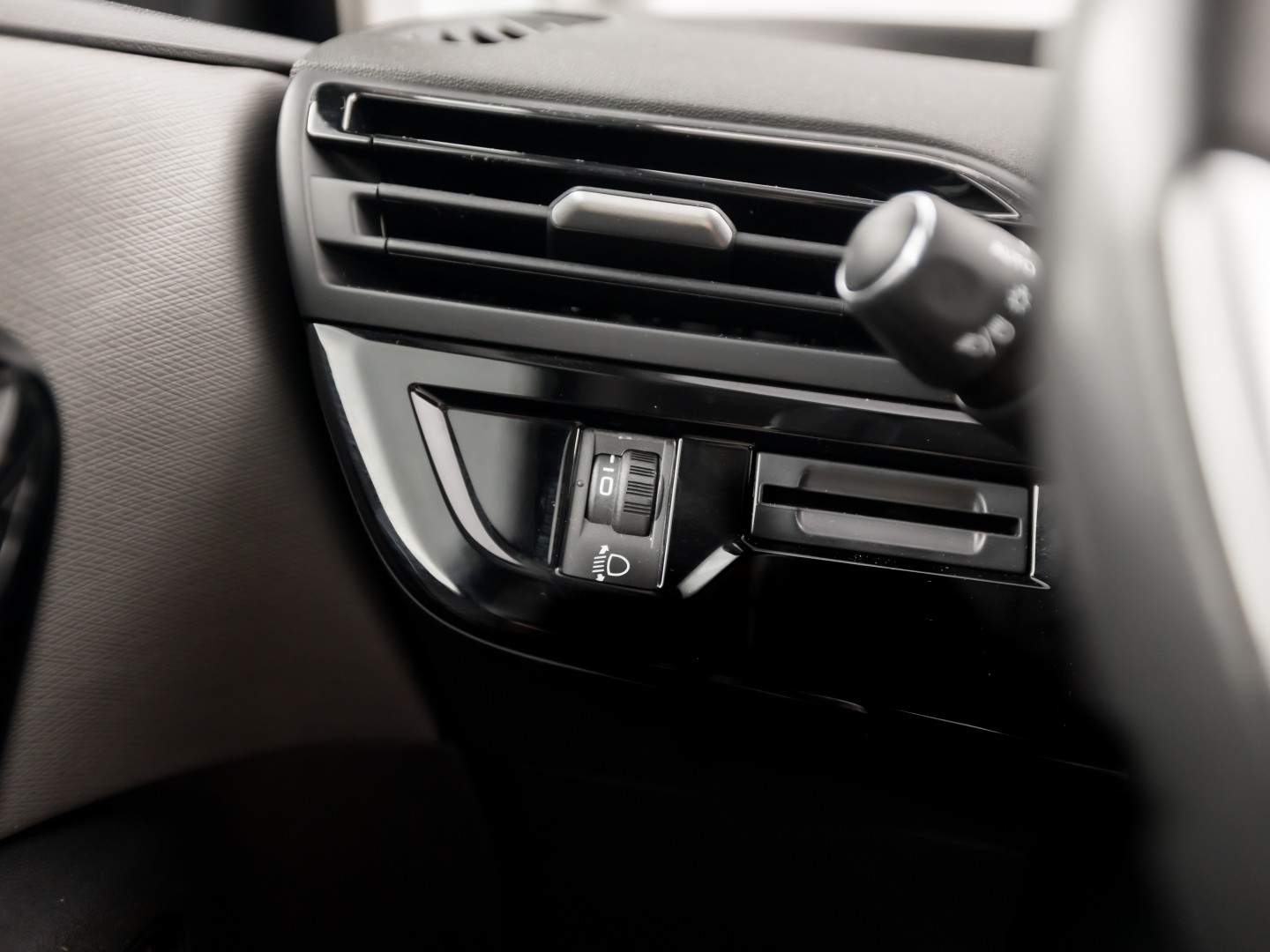 Citroën Grand C4 Spacetourer 1.2 PureTech Sport 7 Persoons Automaat 131Pk (APPLE CARPLAY, DB-RIEM VERVANGEN, GROOT NAVI, CAMERA, GETINT GLAS, TREKHAAK, NIEUWE APK, NIEUWSTAAT)