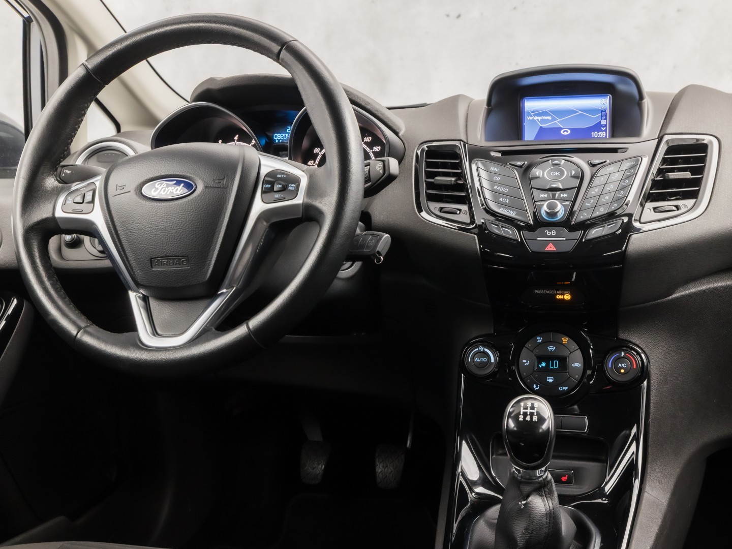 Ford Fiesta 1.0 EcoBoost Titanium Sport 101Pk (NAVIGATIE, 1e EIGENAAR, CLIMATE, STOELVERWARMING, SPORTSTOELEN, GETINT GLAS, CRUISE, PARKEERSENSOREN, TREKHAAK, LM VELGEN, NIEUWSTAAT)