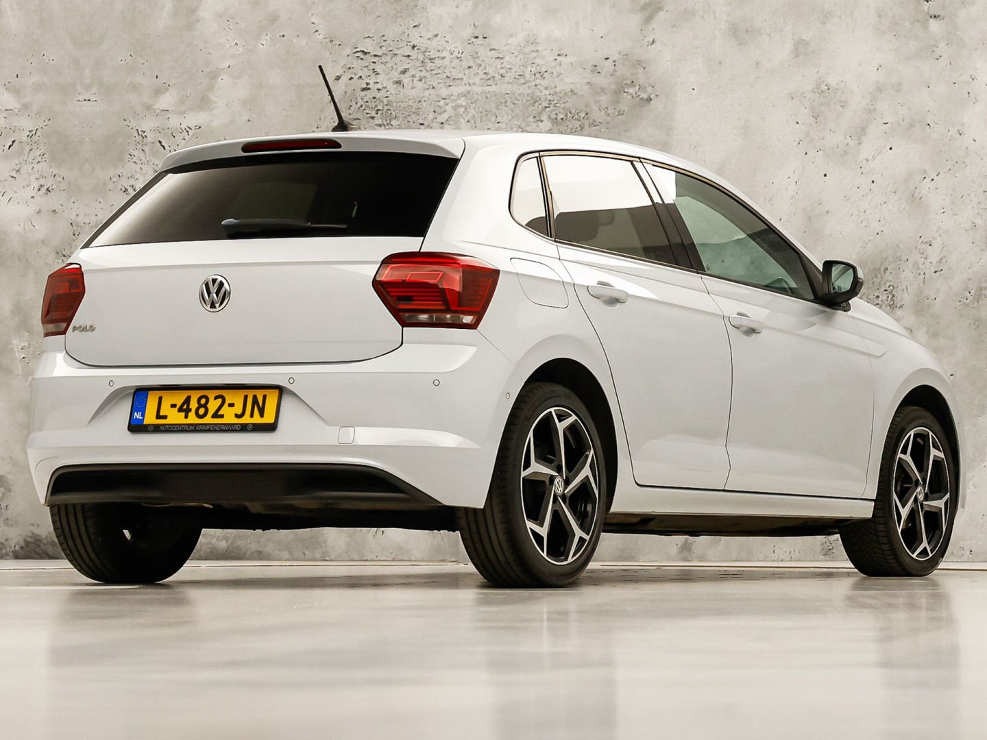 Volkswagen Polo 1.0 TSI Sportline Automaat (VIRTUAL COCKPIT, APPLE CARPLAY, GROOT NAVI, CLIMATE, CAMERA, STOELVERWARMING, SPORTSTOELEN, GETINT GLAS, KEYLESS START, ADAPTIVE CRUISE, NIEUWSTAAT)