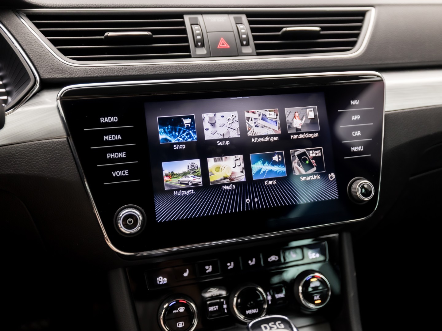 Škoda Superb Combi 1.4 TSI iV Business Sport 218Pk Automaat (VIRTUAL COCKPIT, APPLE CARPLAY, GROOT NAVI, CAMERA, STOELVERWARMING, SPORTSTOELEN, KEYLESS, ADAPTIVE CRUISE, GETINT GLAS, NIEUWSTAAT)