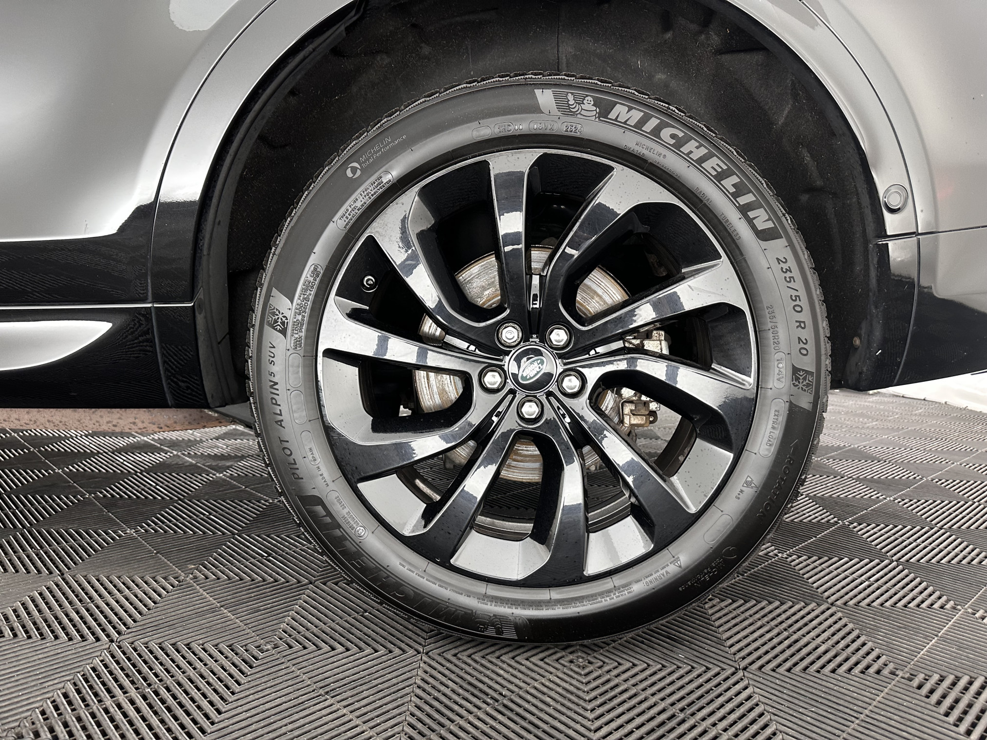 Land Rover Discovery Sport P300e 1.5 R-Dynamic HSE Black Exterior Pack AWD (Plug-in) (INCL-BTW) *LEATHER | FULL-LED | DIGI-COCKPIT | MERIDIAN-AUDIO | BLINDSPOT | KEYLESS | SHIFTPADDLES | PRIVACYGLASS | NAVI-FULLMAP | ECC | MEMORY-PACK | PDC | CRUISE | 20'