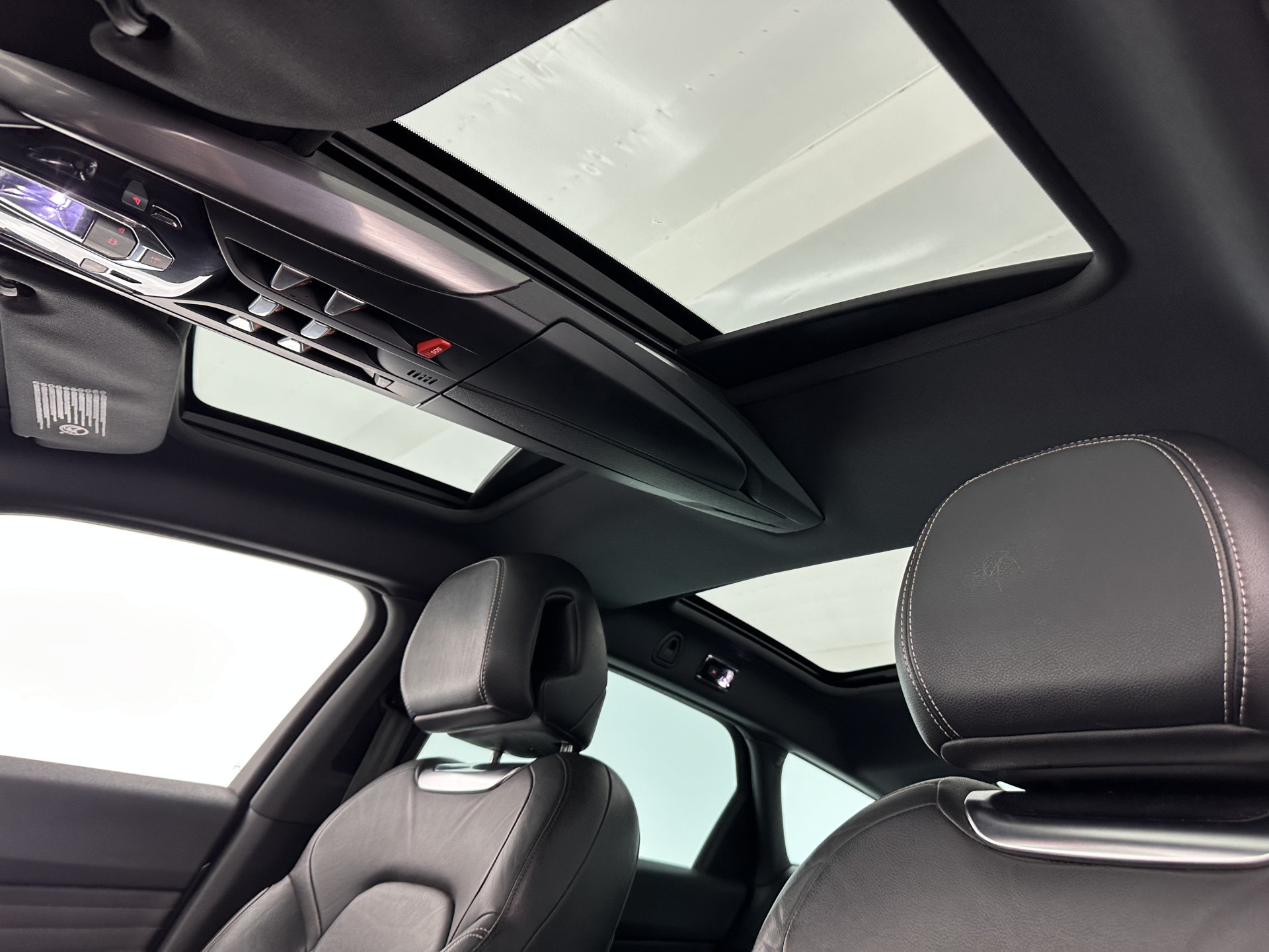 Citroën DS5 2.0 Hybrid4 Business Executive AWD Aut. *PANO | XENON | LEATHER | MEMORY-PACK | NAVI-FULLMAP | KEYLESS | CAMERA | HEAD-UP | MASSAGE | CRUISE | SPORT-SEATS | TOWBAR | 17"ALU*