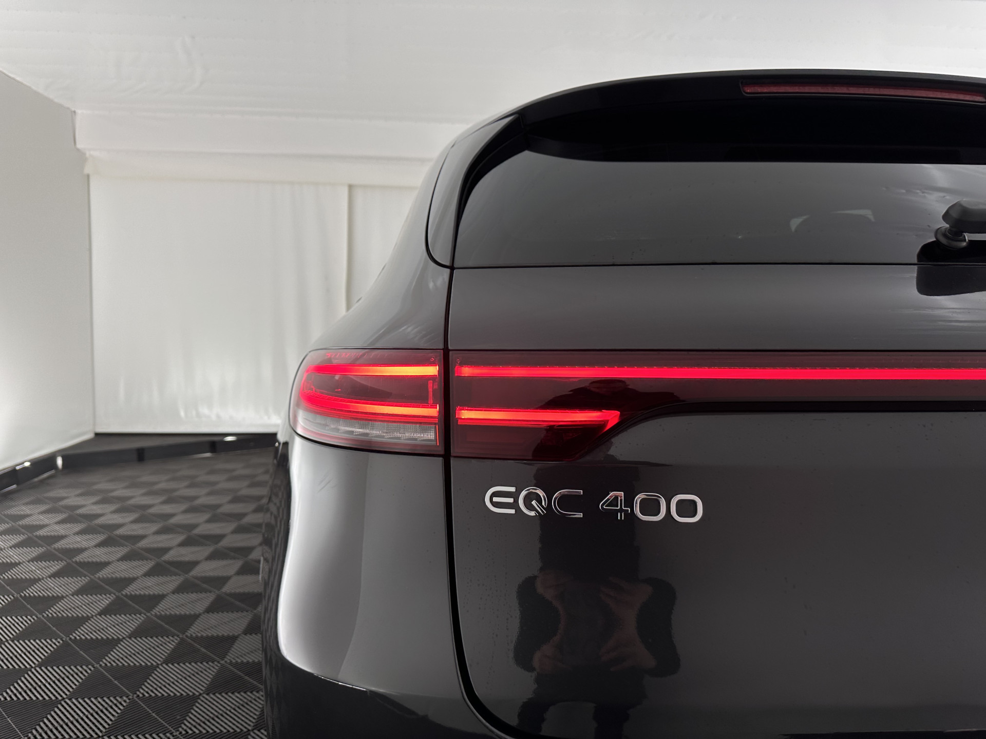 Mercedes-Benz EQC 400 4MATIC Business Solution Luxury 80 kWh {SOH-89%} (INCL.BTW) Aut.*LEATHER | FULL-LED | DISTRONIC | BLINDSPOT | HEATED-COMFORTSEATS | DIGI-WIDESCREEN | DAB+ | KEYLESS | AMBIENTLIGHT | NAVI-FULLMAP | ECC | PRIVACY-GLASS | PDC | 20''ALU*