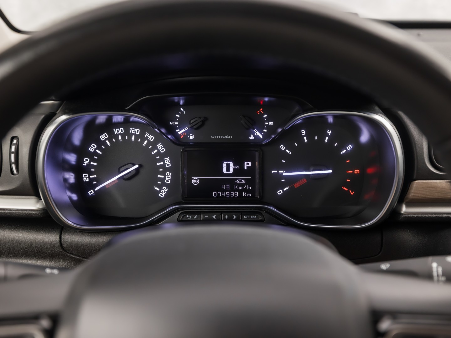 Citroën C3 1.2 PureTech Shine Sport Automaat (APPLE CARPLAY, GROOT NAVI, CAMERA, LEDER, STOELVERWARMING, SPORTSTOELEN, GETINT GLAS, CRUISE, NIEUWSTAAT)