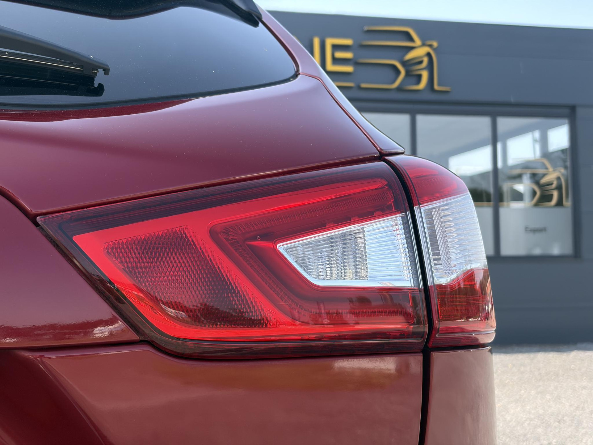 Nissan Qashqai 1.2 N-Connecta 360° Camera,Pano,Trekhaak,Navi,Clima,Cruise,Pdc V+A,Lm velgen,6 Bak,Dakrails,N.A.P,115pk,Apk tot 11-2026