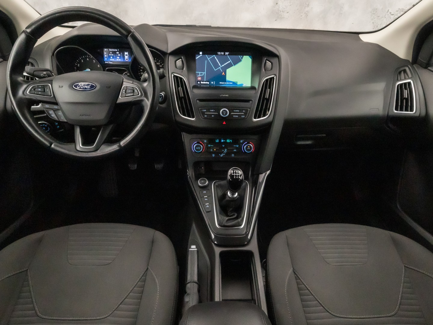 Ford Focus Wagon 1.0 Titanium Sport (APPLE CARPLAY, NAVIGATIE, CLIMATE, GETINT GLAS, SPORTSTOELEN, KEYLESS, PARKEERSENSOREN, NIEUWE APK, NIEUWSTAAT)