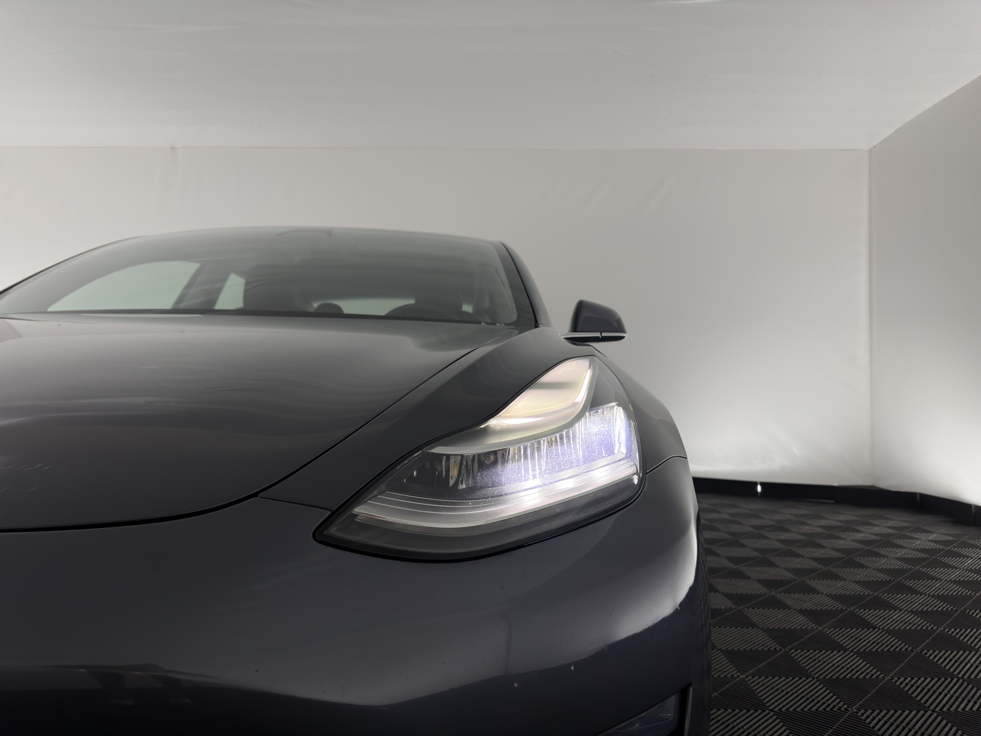 Tesla Model 3 Standard RWD Plus 60 kWh [ 3-Fase ] {SOH-88%} (INCL-BTW) Aut. *PANO | AUTO-PILOT | LEATHER | KEYLESS | FULL-LED | MEMORY-PACK | SURROUND-VIEW | DAB | CARPLAY | DIGI-COCKPIT | LANE-ASSIST | COMFORT-SEATS | 18"ALU*