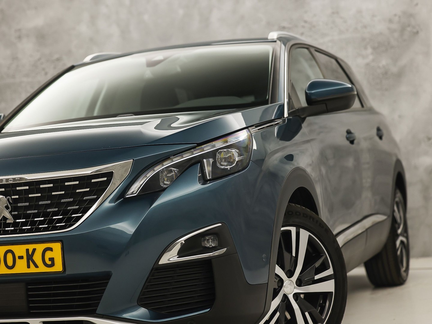 Peugeot 5008 1.2 PureTech GT-Line 7 Persoons Automaat 131Pk (GROOT NAVI, APPLE CARPLAY, 360 CAMERA, SPORTSTOELEN, KEYLESS, VIRTUAL DASHBOARD, LM VELGEN, NIEUWE APK)