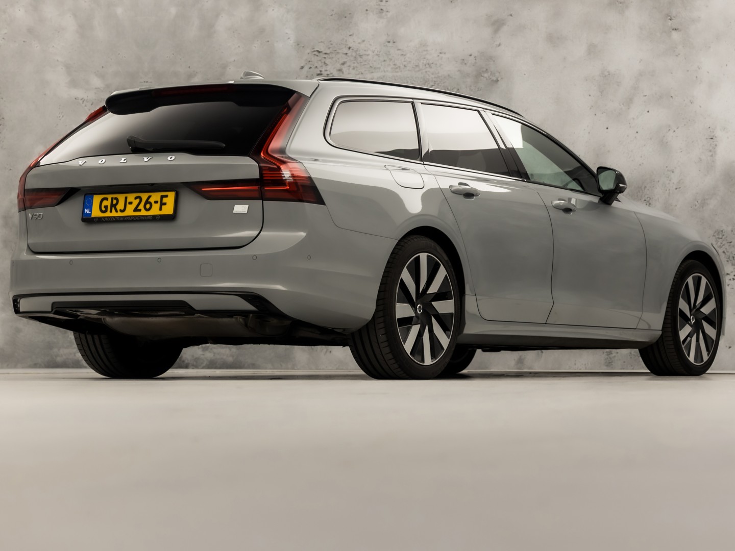Volvo V90 2.0 T6 Plug-in hybrid AWD Ultimate Dark 350Pk Automaat (PANORAMADAK, HARMAN/KARDON, LUCHTVERING, MEMORY SEATS, 360 CAMERA, HEAD-UP DISPLAY, STUUR/STOELVERWARMING, ZWART HEMEL, NIEUWSTAAT)