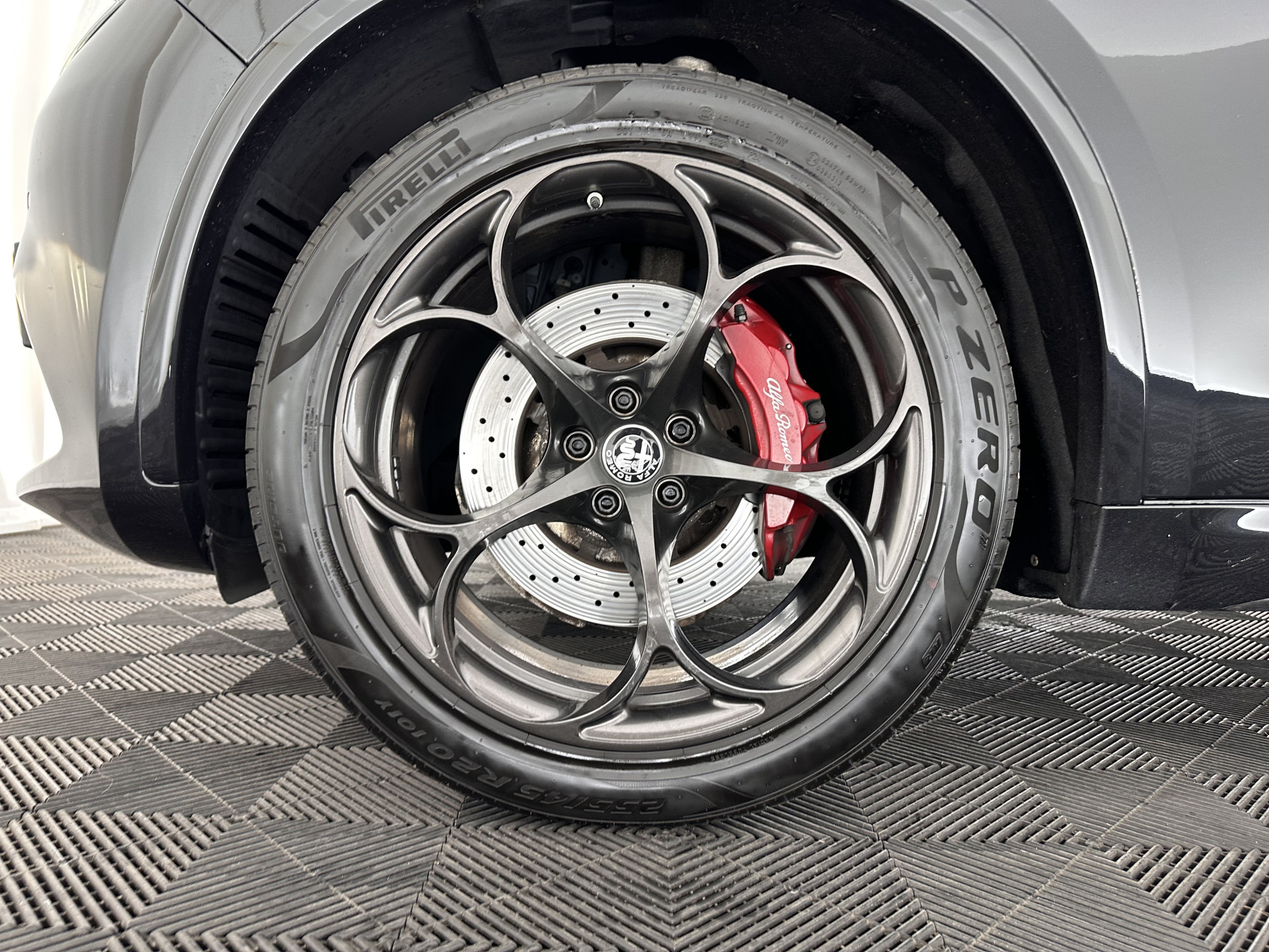 Alfa Romeo Stelvio 2.9 V6 AWD Quadrifoglio (INCL-BTW) Aut. *PANO | LEATHER-ALCANTARA | XENON | ADAPTIVE-CRUISE | BLIND-SPOT | HARMAN/KARDON | MEMORY-PACK | HEATED-SPORTSEATS | DAB+ | KEYLESS | CARPLAY | NAVI-FULLMAP | CARBON-INLAY |..