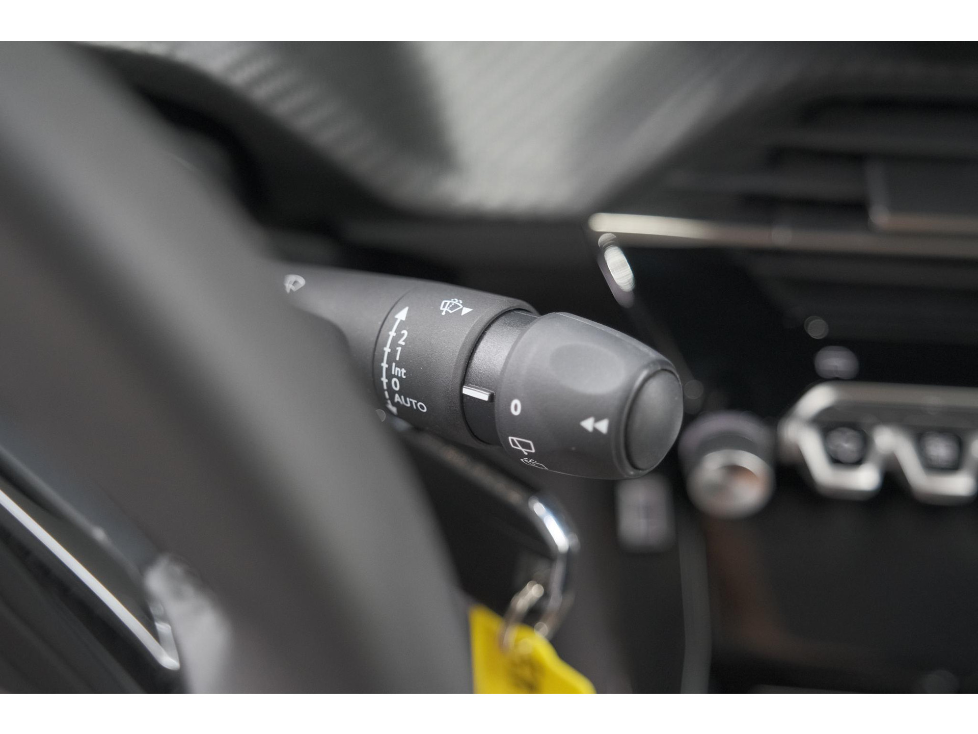 Peugeot 208 1.2 Hybrid 110 e-DCS6 Allure | Climate Control | Apple Carplay | Parkeersensoren