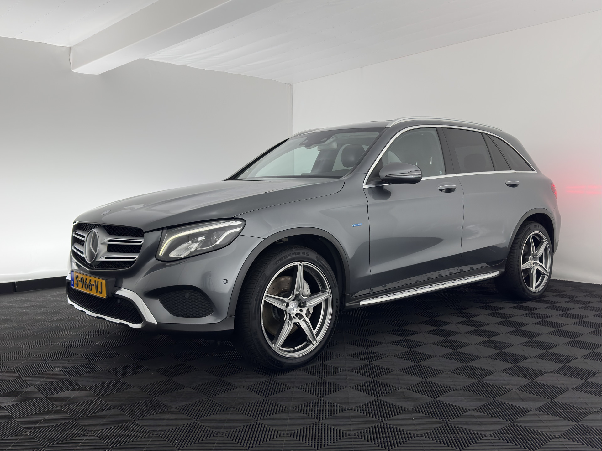 Mercedes-Benz GLC-klasse 350e 4MATIC Premium Plus Plug-in Aut. *LEATHER | FULL-LED | BLIND-SPOT | HEATED-SPORTSEATS | CAMERA | KEYLESS | AIR-SUSPENSION | ADAPTIVE-CRUISE | PRIVACY-GLASS | NAVI-FULLMAP | 20''ALU*