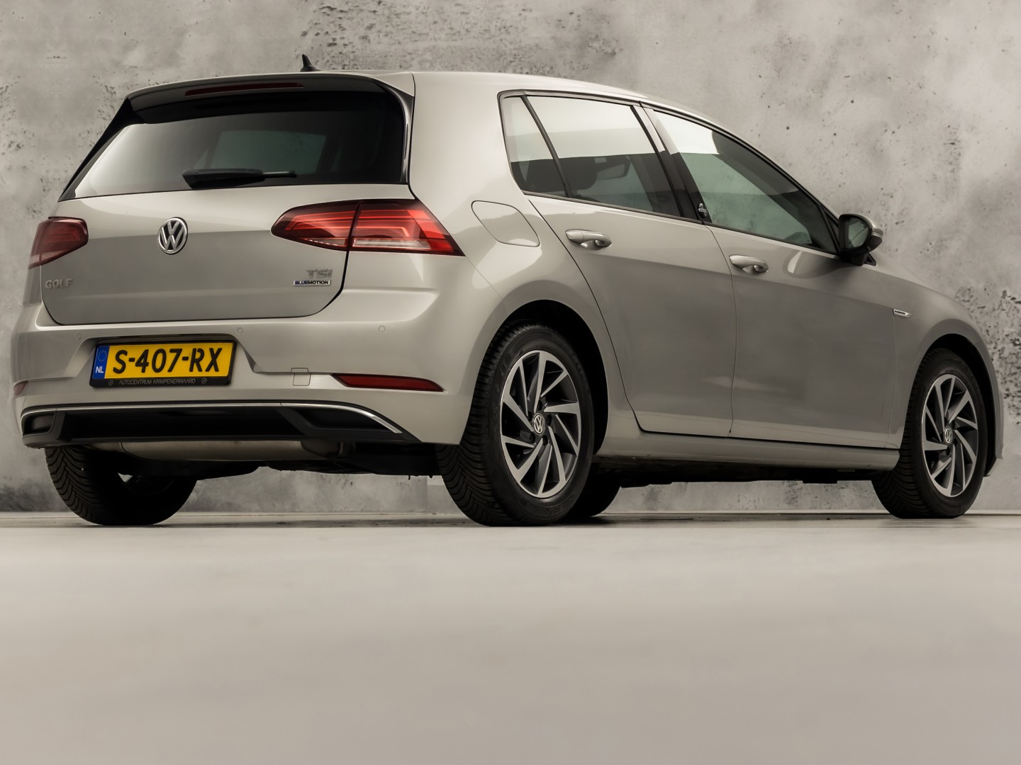 Volkswagen Golf 1.5 TSI 131PK Sportline (APPLE CARPLAY, GROOT NAVI, 4 CILINDER, CLIMATE, LED KOPLAMPEN, STOELVERWARMING, SPORTSTOELEN, GETINT GLAS, LM VELGEN, ADAPTIVE CRUISE, PARKEERSENSOREN, NIEUWSTAAT)