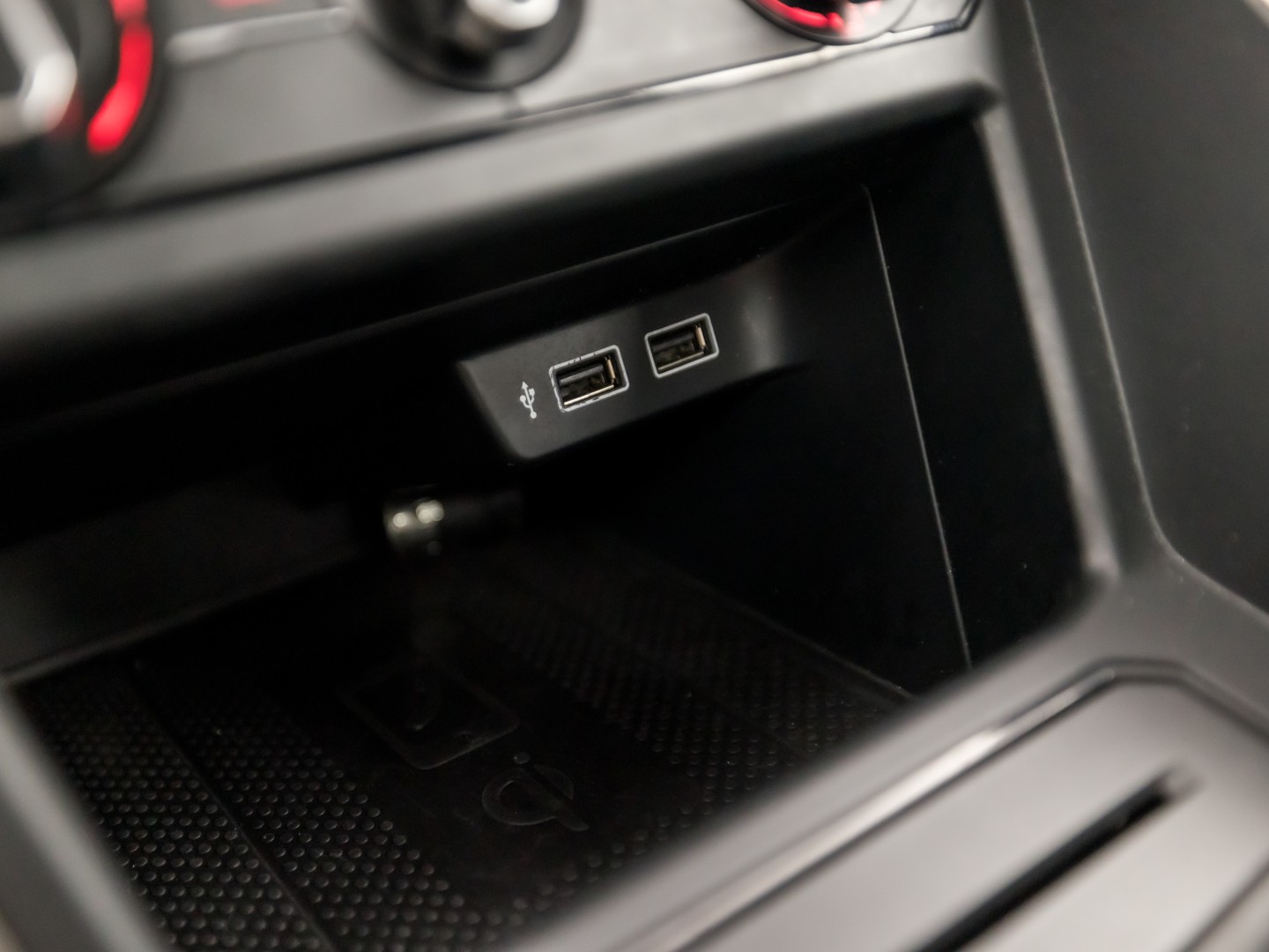 Volkswagen Polo 1.0 TSI Sportline (APPLE CARPLAY, GROOT NAVI, GETINT GLAS, LM VELGEN, SPORTSTOELEN, ADAPTIVE CRUISE, NIEUWSTAAT)