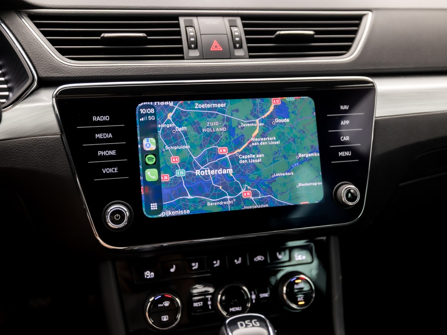 Škoda Superb Combi 1.4 TSI iV Business Sport 218Pk Automaat (VIRTUAL COCKPIT, APPLE CARPLAY, GROOT NAVI, CAMERA, STOELVERWARMING, SPORTSTOELEN, KEYLESS, ADAPTIVE CRUISE, GETINT GLAS, NIEUWSTAAT)
