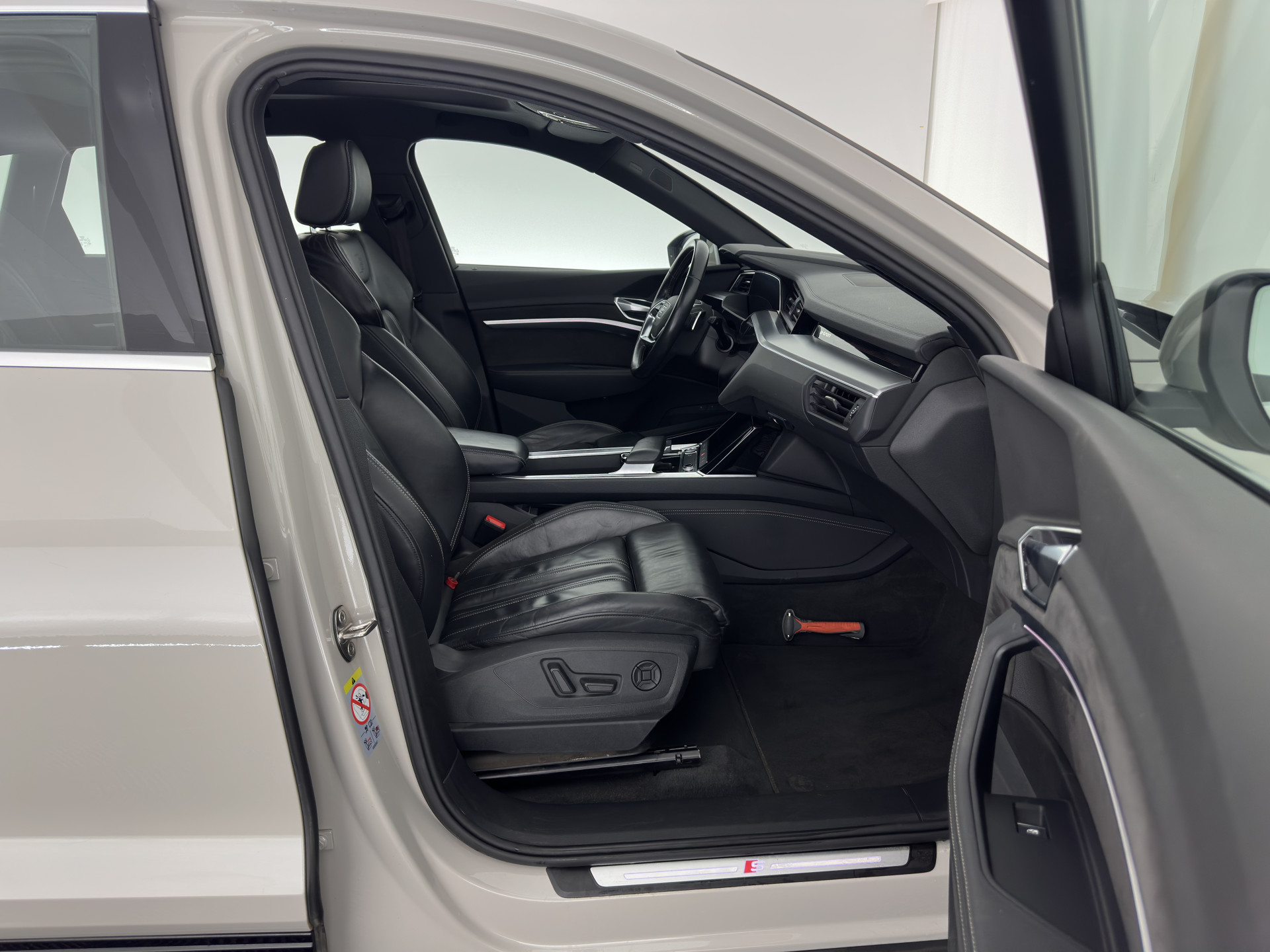 Audi e-tron 55 quattro advanced 95 kWh [ 3-Fase ] (INCL-BTW) *PANO | LUXURY-LEATHER | ADAPTIVE-CRUISE | FULL-LED | DIGI-COCKPIT | KEYLESS | MEMORY-PACK | AIR-SUSPENSION | CAMERA | AMBIENT-LIGHT |  NAVI-FULLMAP | SHIFT-PADDLES | DAB+ | COMFOR