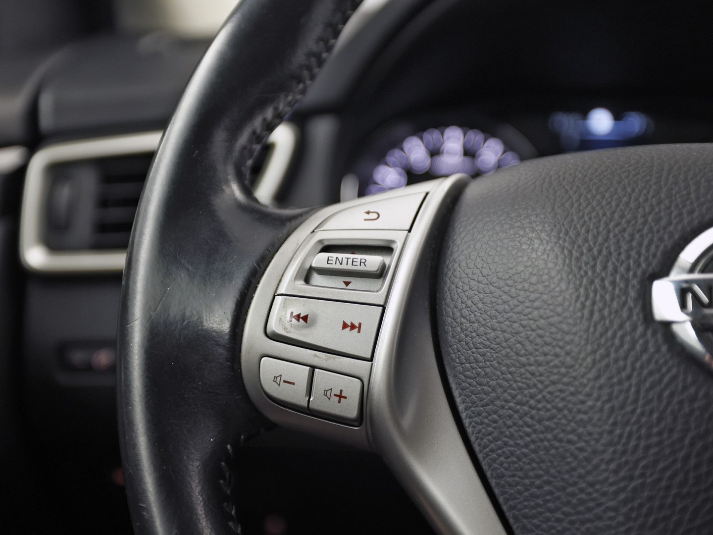 Nissan Qashqai 1.2 N-Connecta Sport (PANORAMADAK, NAVIGATIE, 360 CAMERA, SPORTSTOELEN, GETINT GLAS, TREKHAAK, CRUISE, NIEUWSTAAT)
