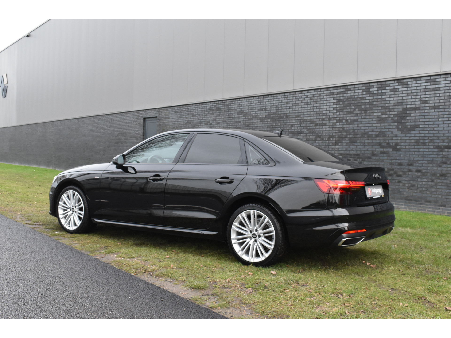 Audi A4 Limousine 35 TFSI S-line 2.0 Mild Hybrid S-line black-line Automaat Leder interieur