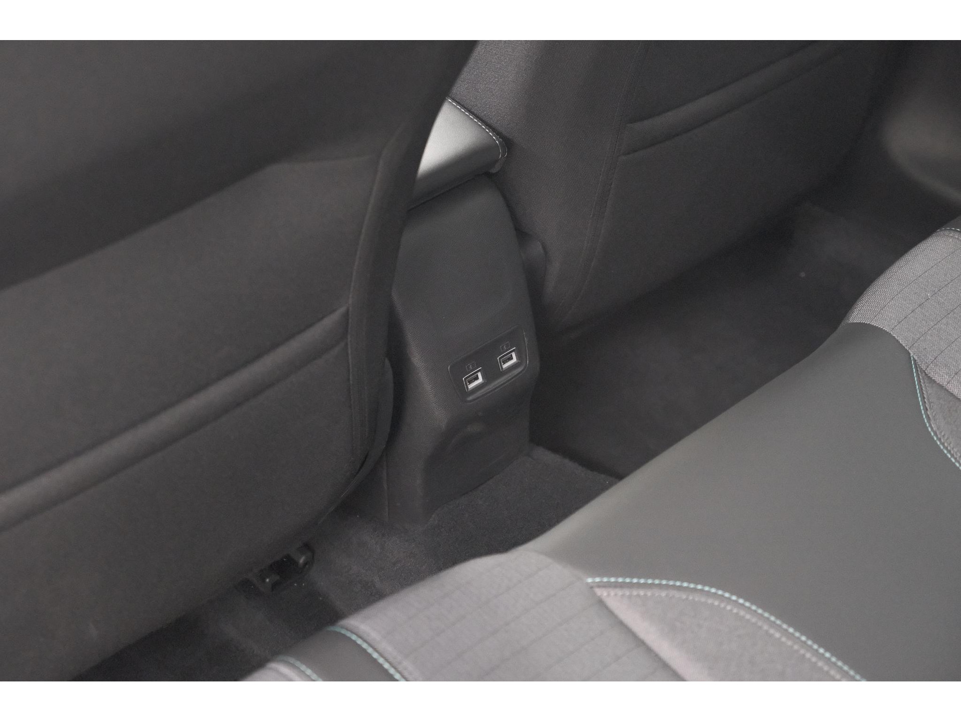 Peugeot e-208 EV Allure 50 kWh | 98,9% SOH | Camera | Navigatie | Parkeersensoren | Stoelverwarming