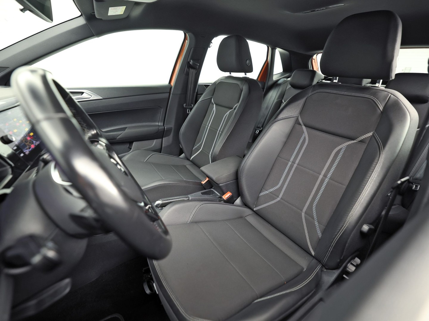 Volkswagen Polo 1.0 TSI Sport Automaat (VIRTUAL COCKPIT, ZWART HEMEL, GROOT NAVI, TREKHAAK, LEDER, SPORTSTOELEN, GETINT GLAS, LM VELGEN, ADAPTIVE CRUISE, NIEUWSTAAT)