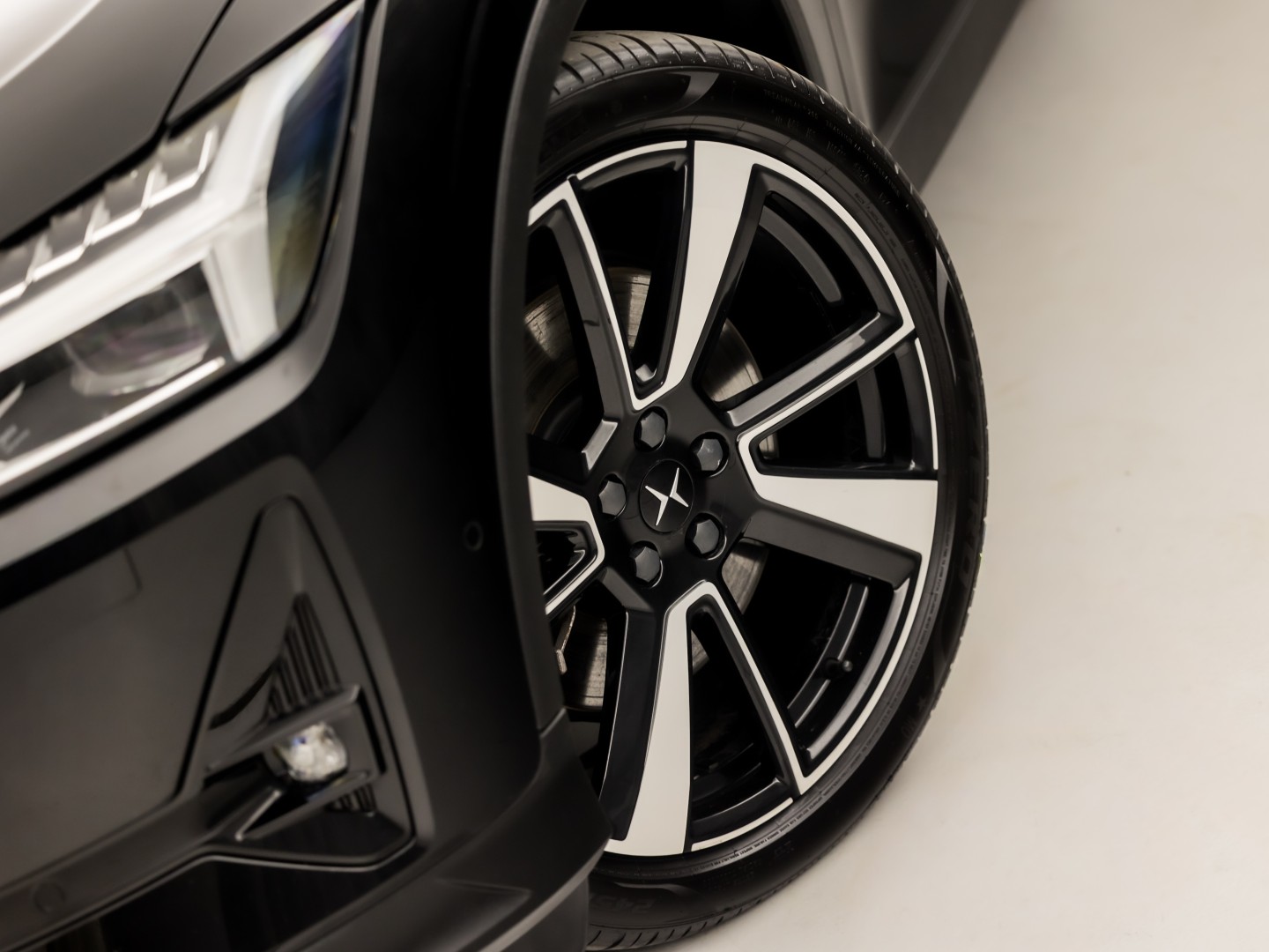 Polestar 2 Long Range Dual Motor Launch Edition 78kWh 408Pk Automaat (PANORAMADAK, HARMAN/KARDON, APPLE CARPLAY, 360 CAMERA, STOELVENTILATIE, MEMORY SEATS, GETINT GLAS, TREKHAAK, ELEK ACHTERKLEP, NIEUWSTAAT)