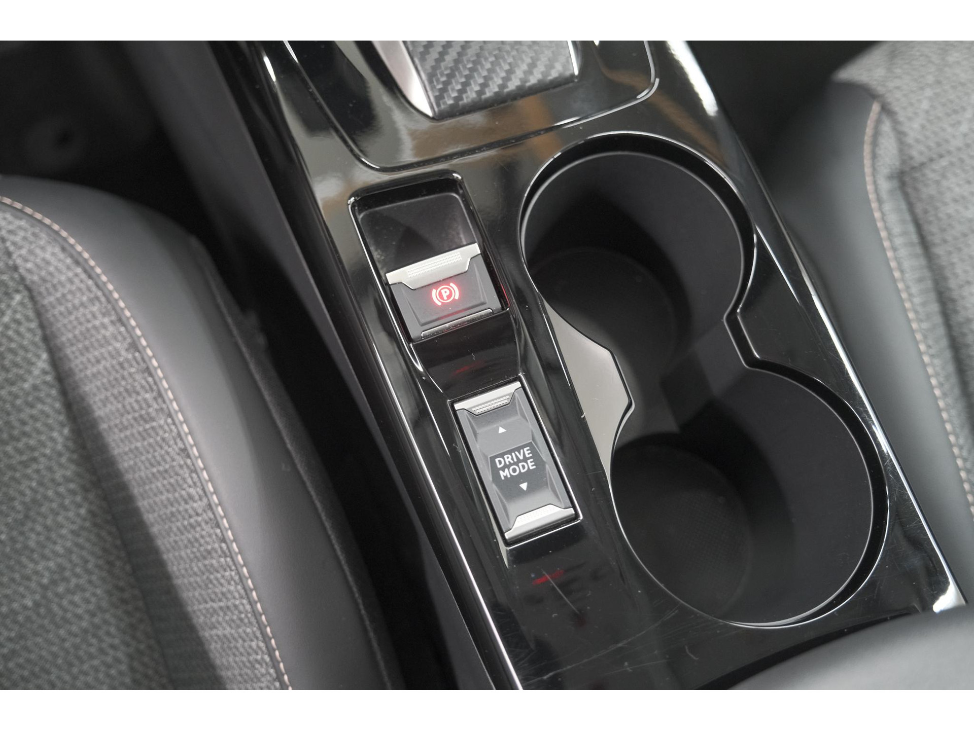 Peugeot 208 1.2 Hybrid 110 e-DCS6 Allure | Climate Control | Apple Carplay | Parkeersensoren