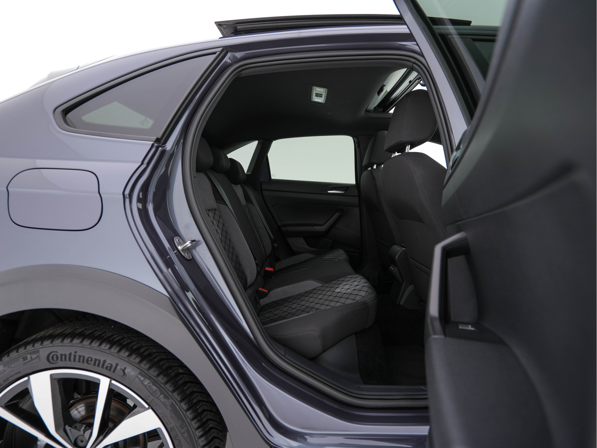 Volkswagen Taigo 1.5 TSI R-Line Aut. *PANO | ADAPTIVE-CRUISE | FULL-LED | BLINDSPOT | HEATED-SPORTSEATS | DIGI-COCKPIT | PRIVACY-GLASS | SHIFT-PADDLES | CAMERA | KEYLESS | NAVI-FULLMAP | ECC | PDC | 18''ALU*