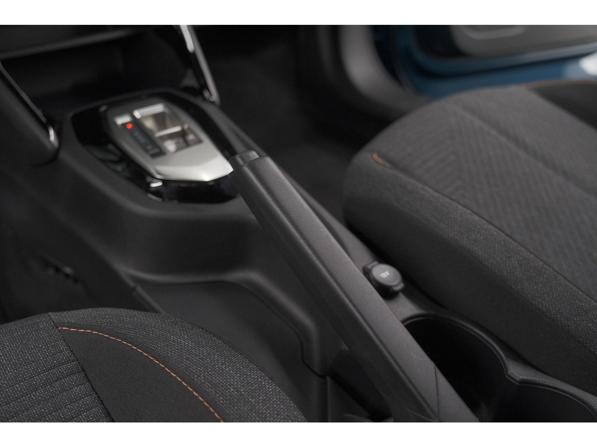 Peugeot 2008 Hybrid 136 e-DCS6 Style | Apple Carplay | Parkeersensoren | Climate control