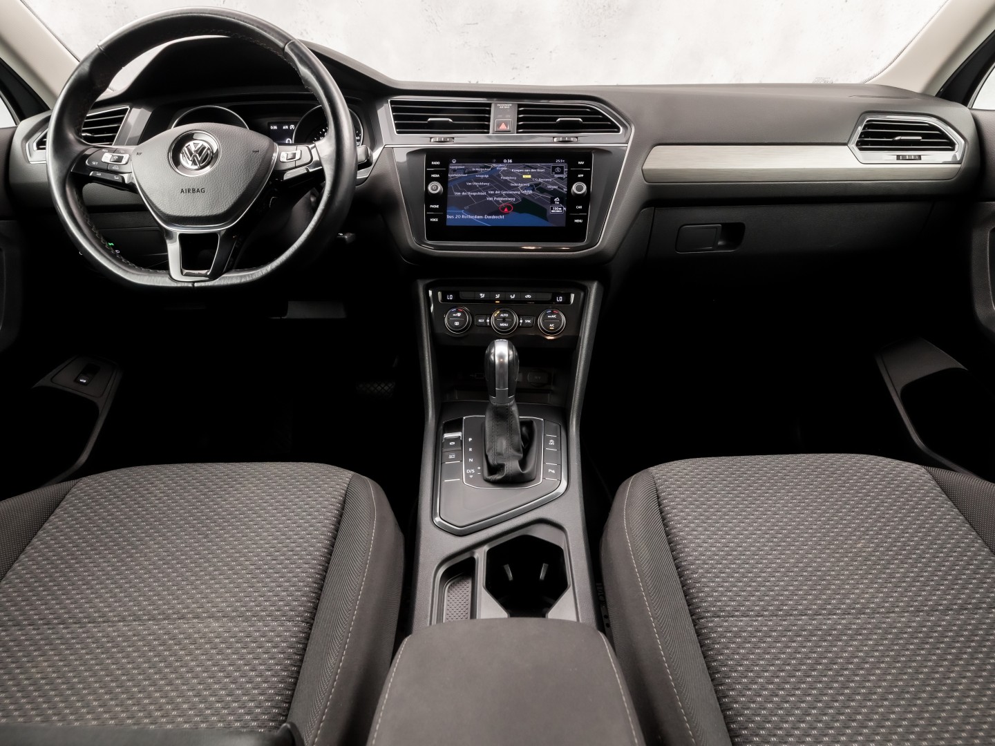 Volkswagen Tiguan Allspace 1.4 TSI Sportline 7 Persoons 150Pk Automaat (APPLE CARPLAY, GROOT NAVI, CLIMATE, GETINT GLAS, SPORTSTOELEN, PARKEERSENSOREN, ADAPTIVE CRUISE, NIEUWSTAAT)