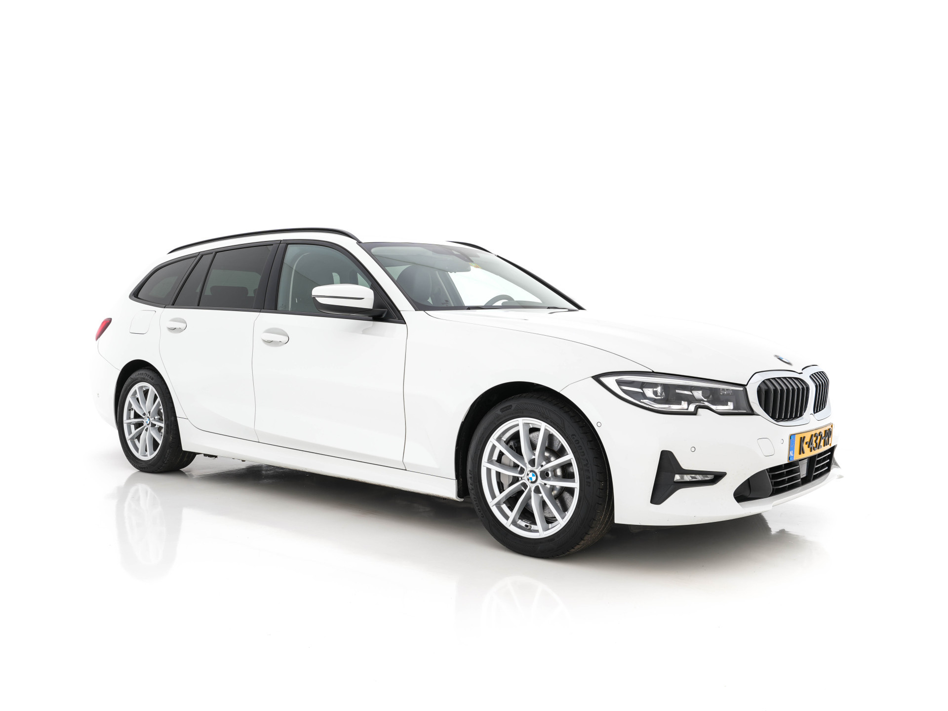 BMW 3-serie Touring 330e Plug-In (INCL-BTW) *LUXURY-LEATHER | NAVI-FULLMAP |  DIGI-COCKPIT | FULL-LED | DAB | ECC | PDC | ADAPTIVE-CRUISE | HEATED-SPORSEATS | KEYLESS | PRIVACY-GLASS | KEYLESS | CARPLAY | TOWBAR | 17"ALU*