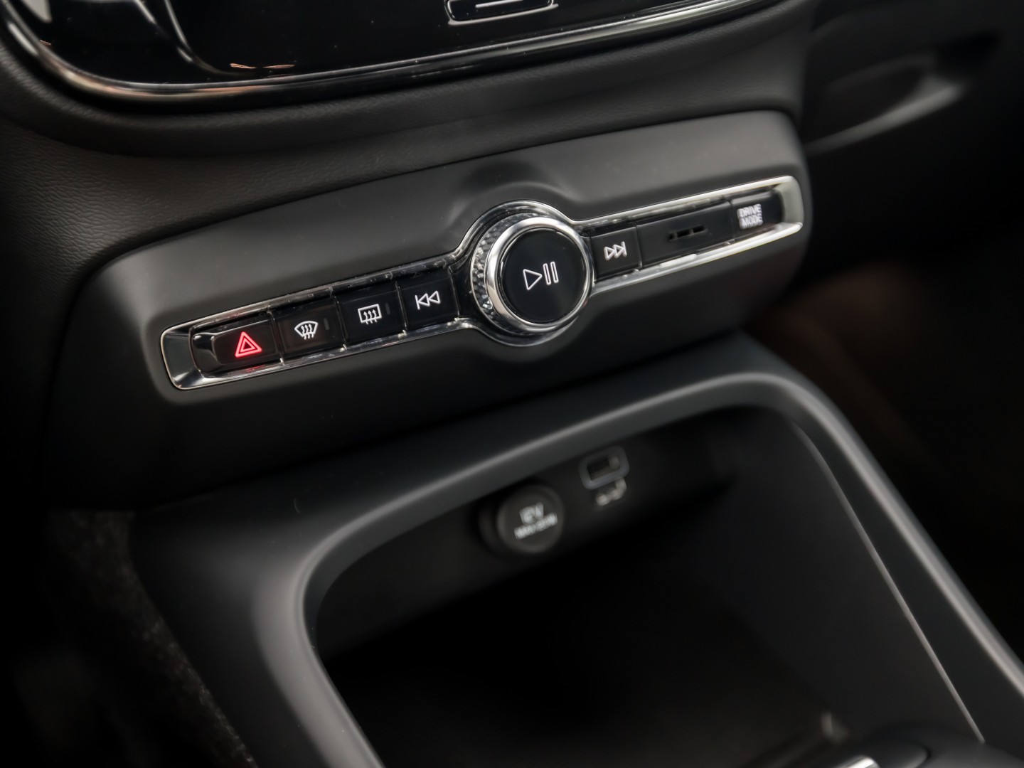 Volvo XC40 1.5 T5 Recharge Sport 262Pk Automaat (BLACK PACK, APPLE CARPLAY, GROOT NAVI, ZWART HEMEL, STUUR/STOELVERWARMING, SPORTSTOELEN, GETINT GLAS, LANE ASSIST, NIEUWE APK, NIEUWSTAAT)