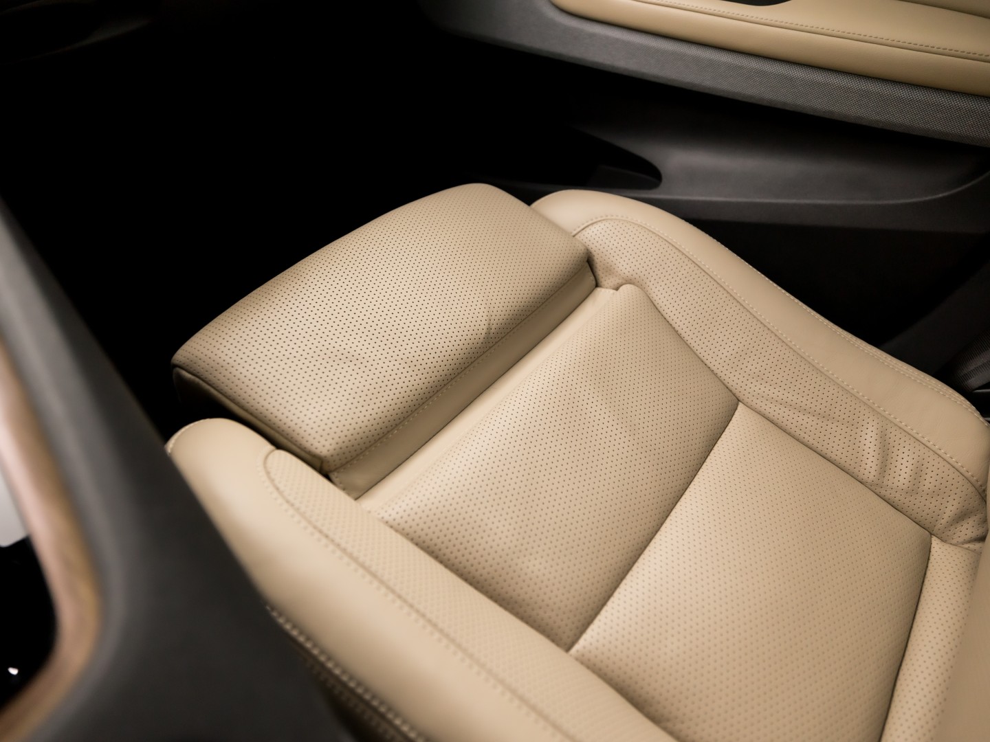 Polestar 2 Long Range Dual Motor Launch Edition 78kWh 408Pk Automaat (PANORAMADAK, HARMAN/KARDON, APPLE CARPLAY, 360 CAMERA, STOELVENTILATIE, MEMORY SEATS, GETINT GLAS, TREKHAAK, ELEK ACHTERKLEP, NIEUWSTAAT)