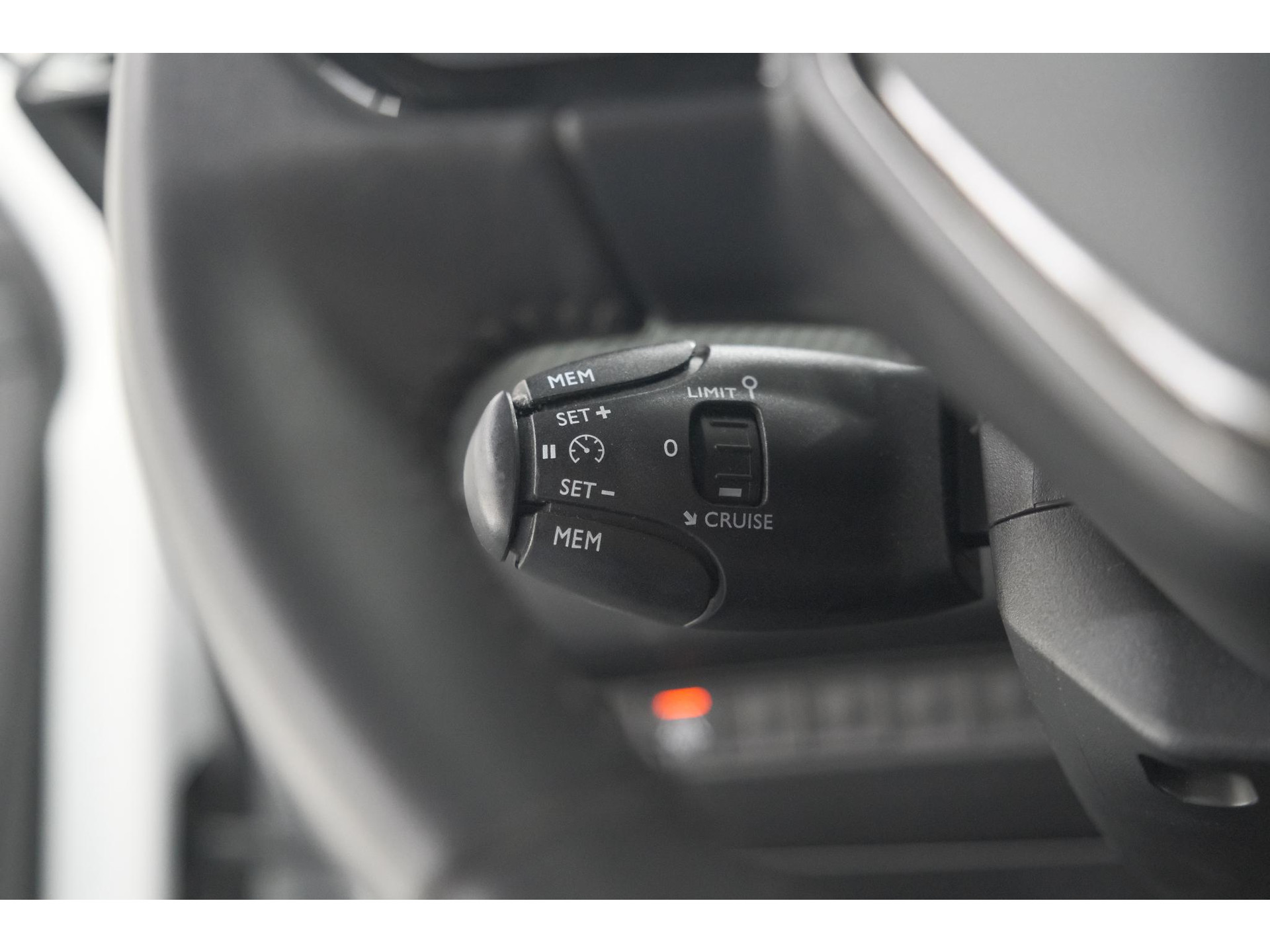 Peugeot 208 PureTech 100 PK Allure | Apple Carplay | Parkeersensoren | Lichtmetalen velgen
