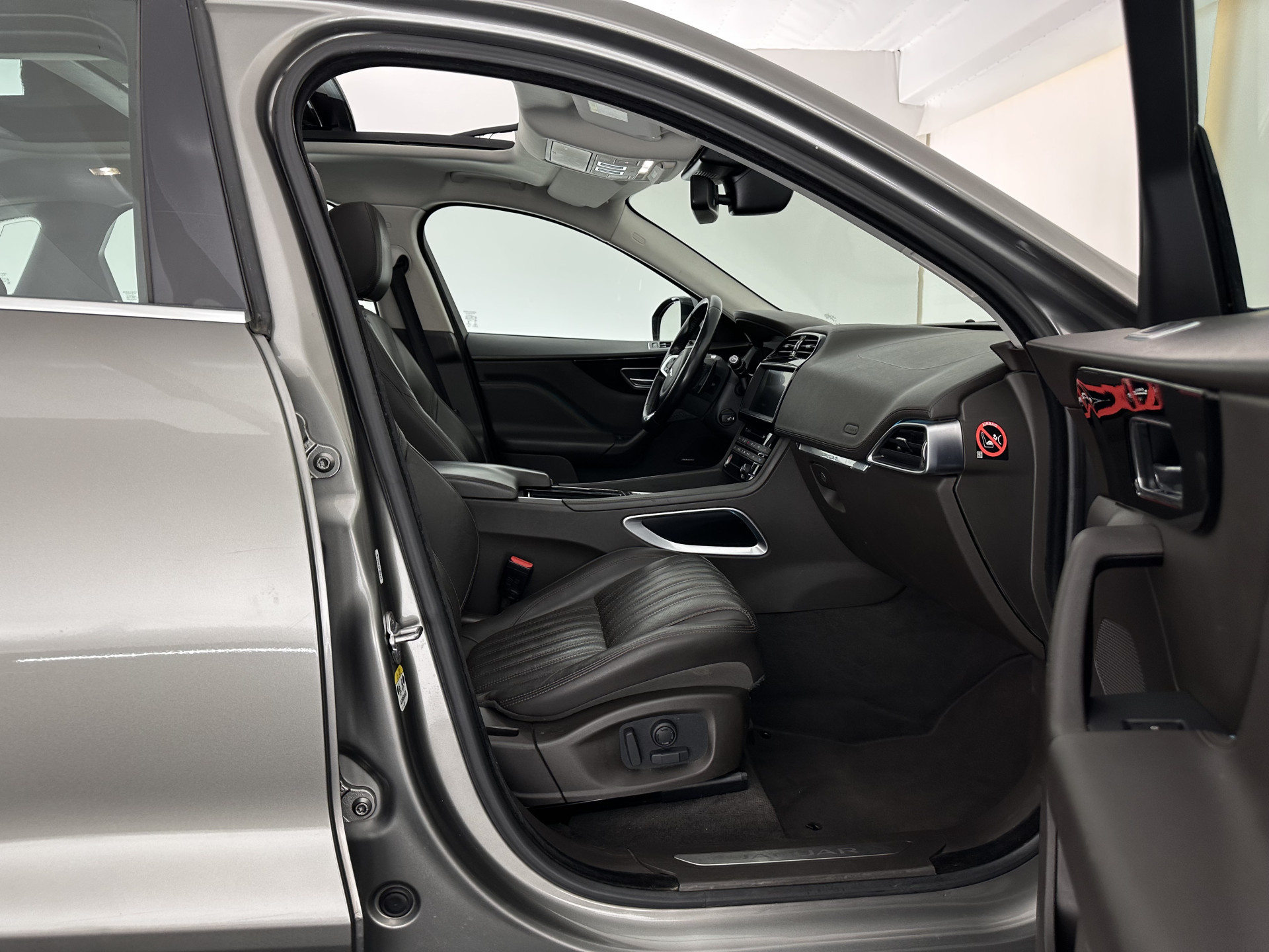 Jaguar F-PACE 3.0d First Edition AWD (INCL-BTW) Aut. *PANO | LEATHER | XENON | MEMORY-PACK | DIGI-COCKPIT | MERIDIAN-SOUND | NAVI-FULLMAP | CAMERA | HEATED-COMFORTSEATS | AMBIENTLIGHT | SHIFTPADDLES | ECC | PDC | CRUISE | TOWBAR