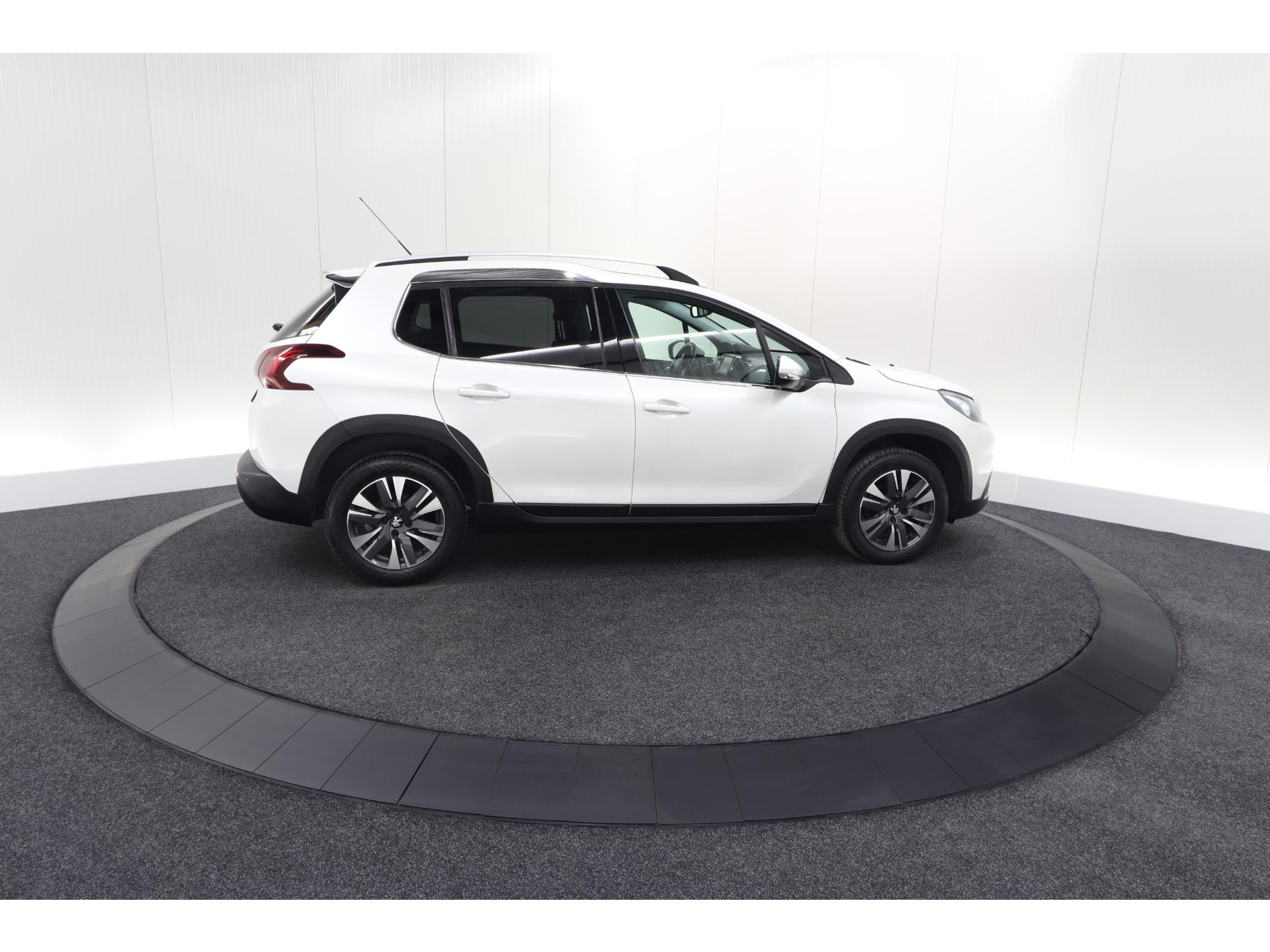 Peugeot 2008 PureTech 130 Allure | Camera | Apple Carplay | Parkeersensoren | Navigatie