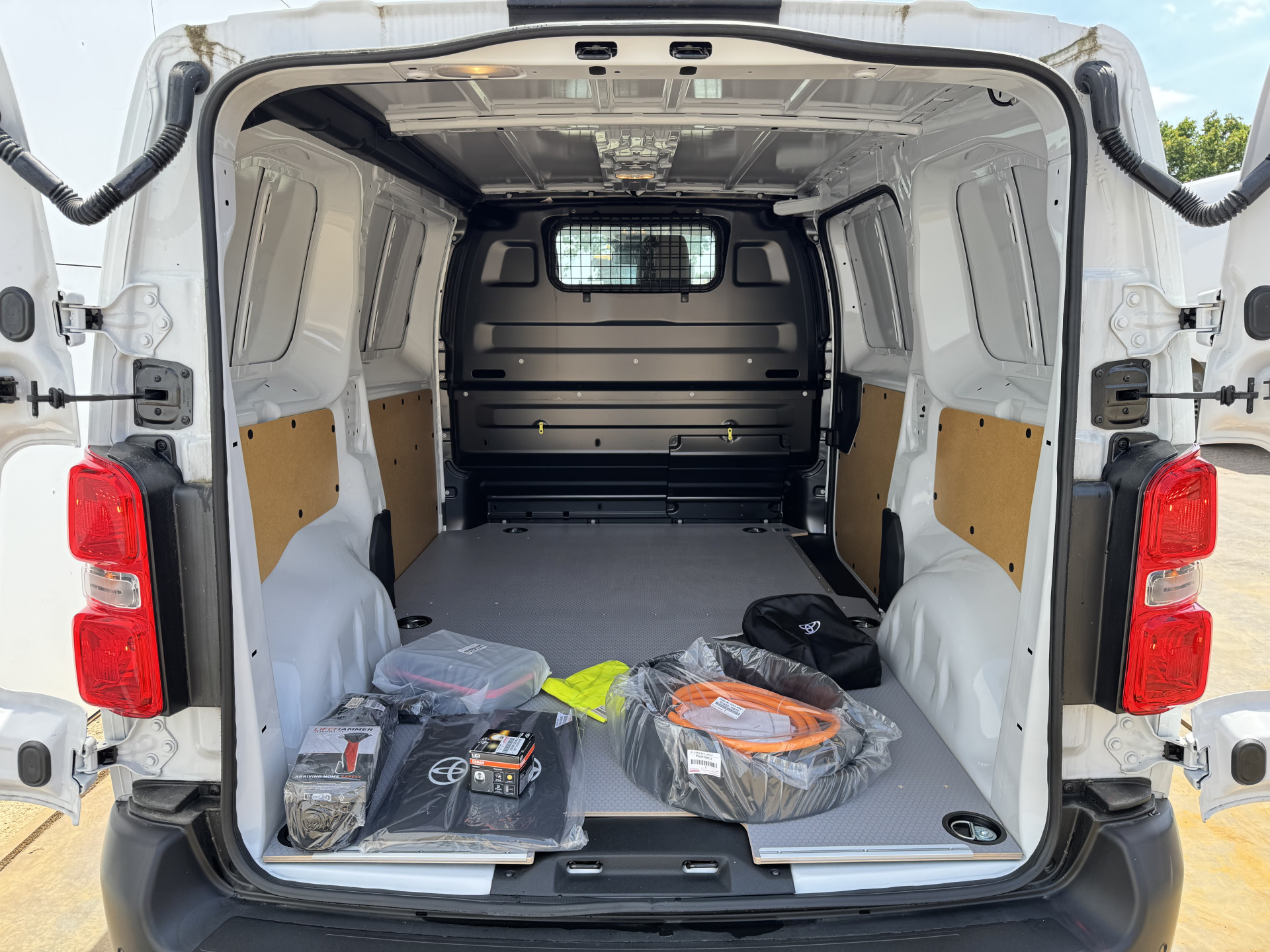 Toyota Proace Electric 75kWh Nieuw! Elektrisch L1 348km WLTP Snelladen Climate Control Cruise Control Camera Parkeersensoren v+a