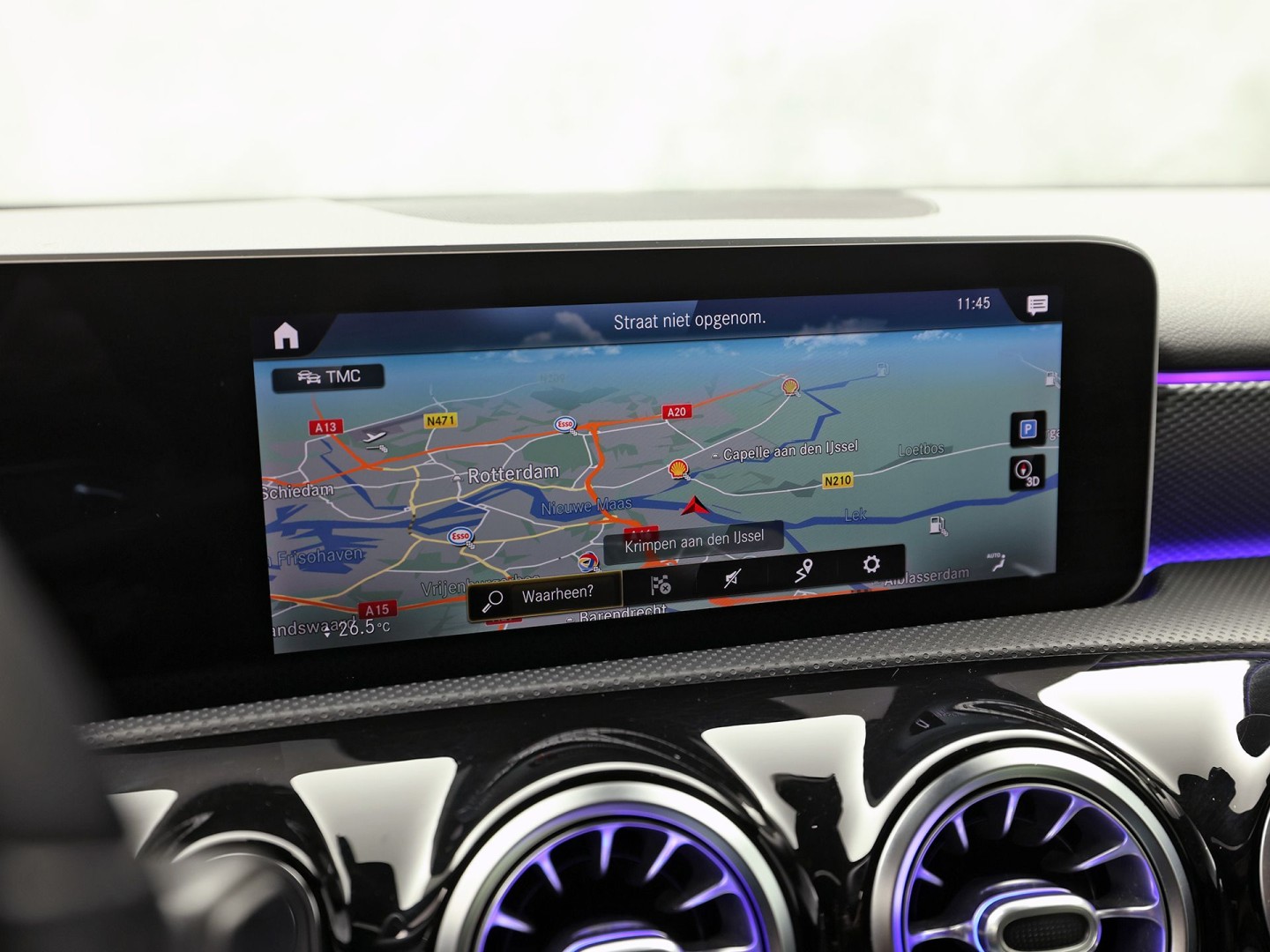 Mercedes-Benz A-Klasse 200 AMG Sport 163Pk Automaat (PANORAMADAK, APPLE CARPLAY, GROOT NAVI, SFEERVERLICHTING, CAMERA, SPORTSTOELEN, LEDER, GETINT GLAS, STOELVERWARMING, NIEUWSTAAT)