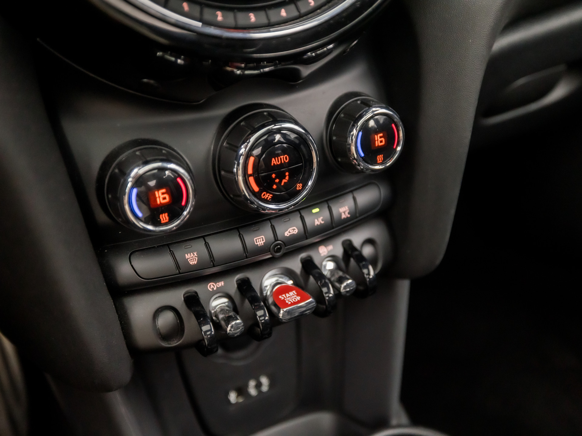 MINI Mini 1.5 Cooper Sport Automaat (PANORAMADAK, JCW PACK, NAVIGATIE, CLIMATE, ZWART HEMEL, SPORTSTOELEN, PARKEERSENSOREN, CRUISE, NIEUWE APK, NIEUWSTAAT)