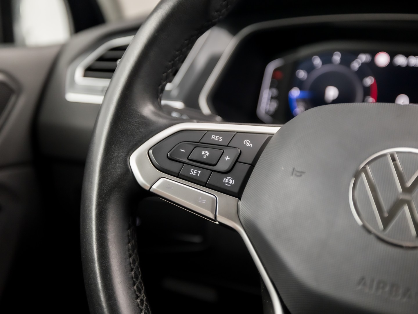 Volkswagen Tiguan 1.5 TSI Life Sport 150Pk Automaat (VIRTUAL COCKPIT, APPLE CARPLAY, CLIMATE, KEYLESS, STOELVERWARMING, SPORTSTOELEN, GETINT GLAS, ELEK ACHTERKLEP, ALCANTARA, NIEUWE APK, NIEUWSTAAT)