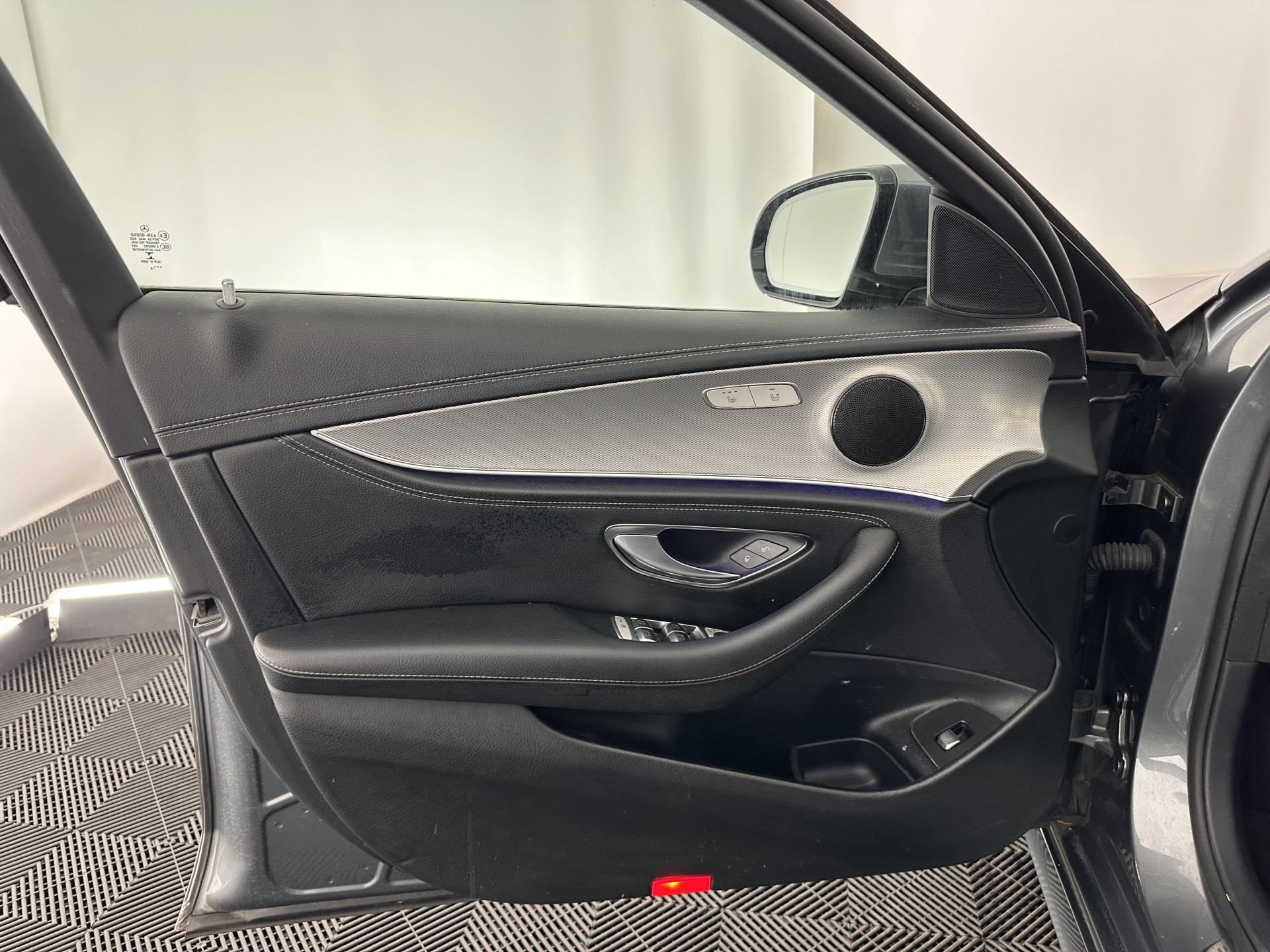 Mercedes-Benz E-klasse 220 d AMG-Line (INCL-BTW ) Aut. *PANO | FULL-LED | LEATHER-MICROFIBRE | WIDE-SCREEN-DIGI-COCKPIT | NAVI-FULLMAP | AMBIENT-LIGHT | HEATED-SPORTSEATS | ECC | SHIFT-PADLLES | PDC | CRUISE | 19"ALU*