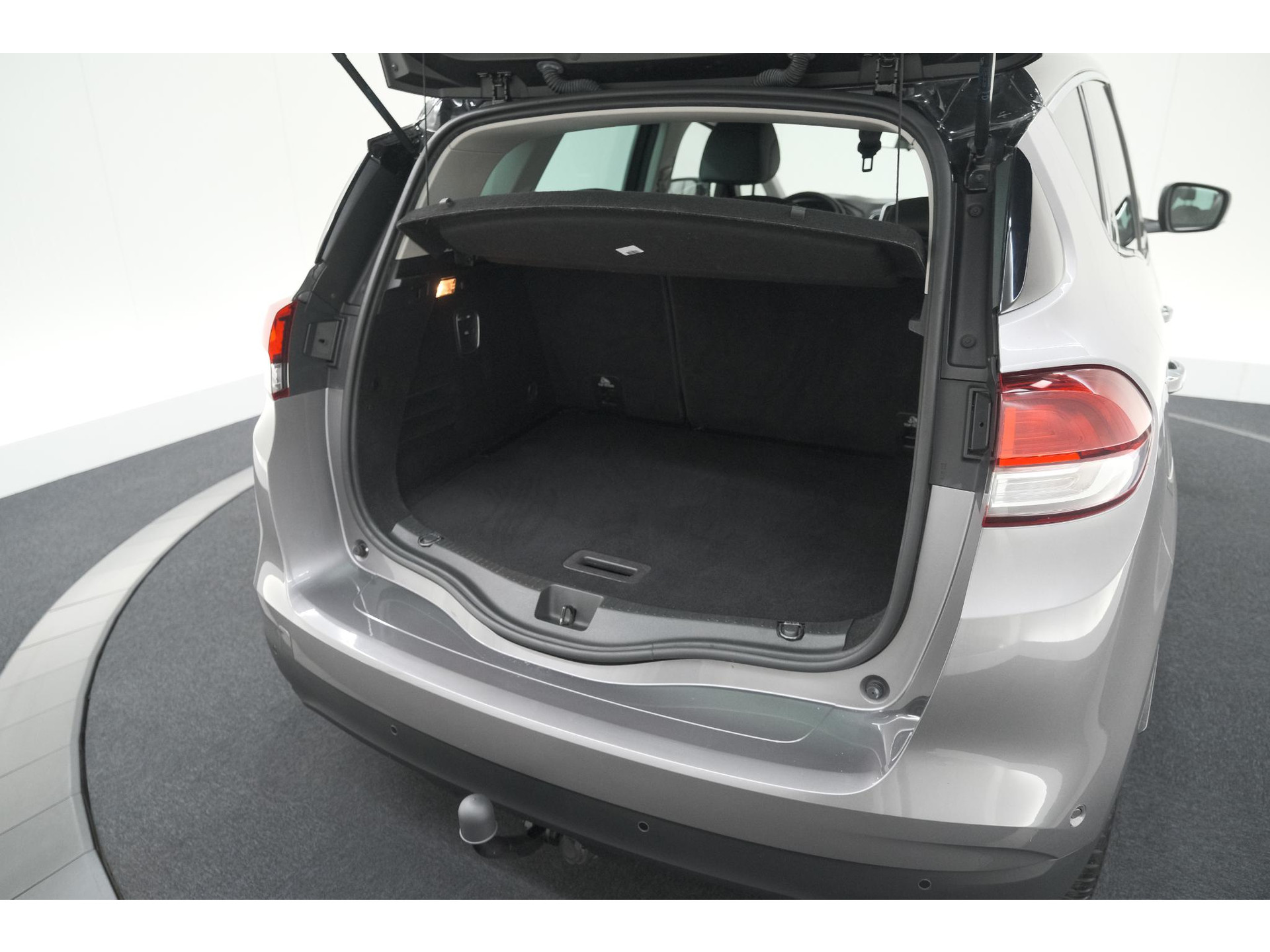 Renault Scénic 1.3 TCe 140 EDC Intens | Trekhaak | Camera | Head-Up Display | Dodehoekdetectie