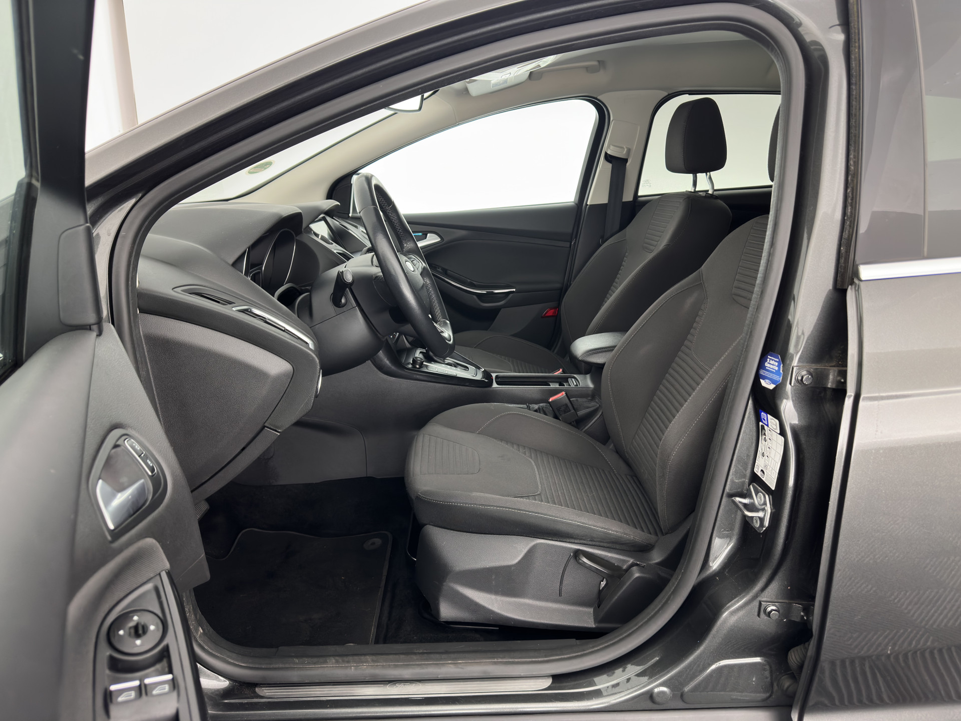 Ford Focus Wagon 1.5 TDCI Titanium Lease Edition (INCL-BTW) Aut. *NAVI-FULLMAP | HEATED-COMFORTSEATS | KEYLESS | PRIVACY-GLASS | ECC | SYNC-AUDIO | PDC | CRUISE | 16''ALU*