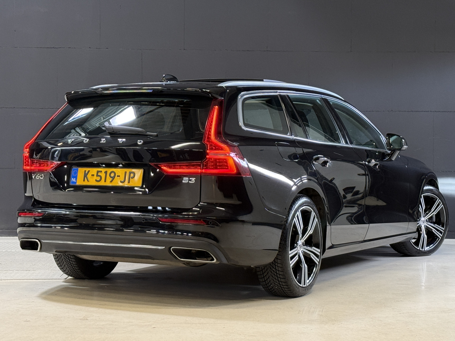 Volvo V60 2.0 B3 R-Design | Trekhaak | Panoramadak | Apple Carplay | Leder